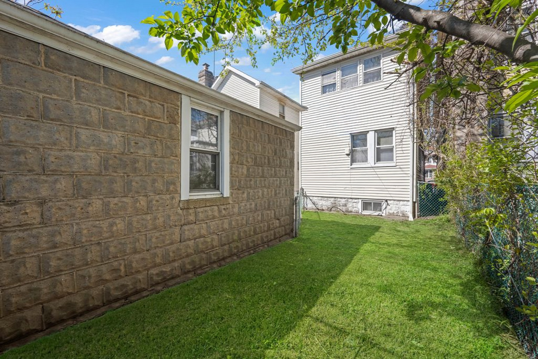  982 E42nd Street - 物件實景