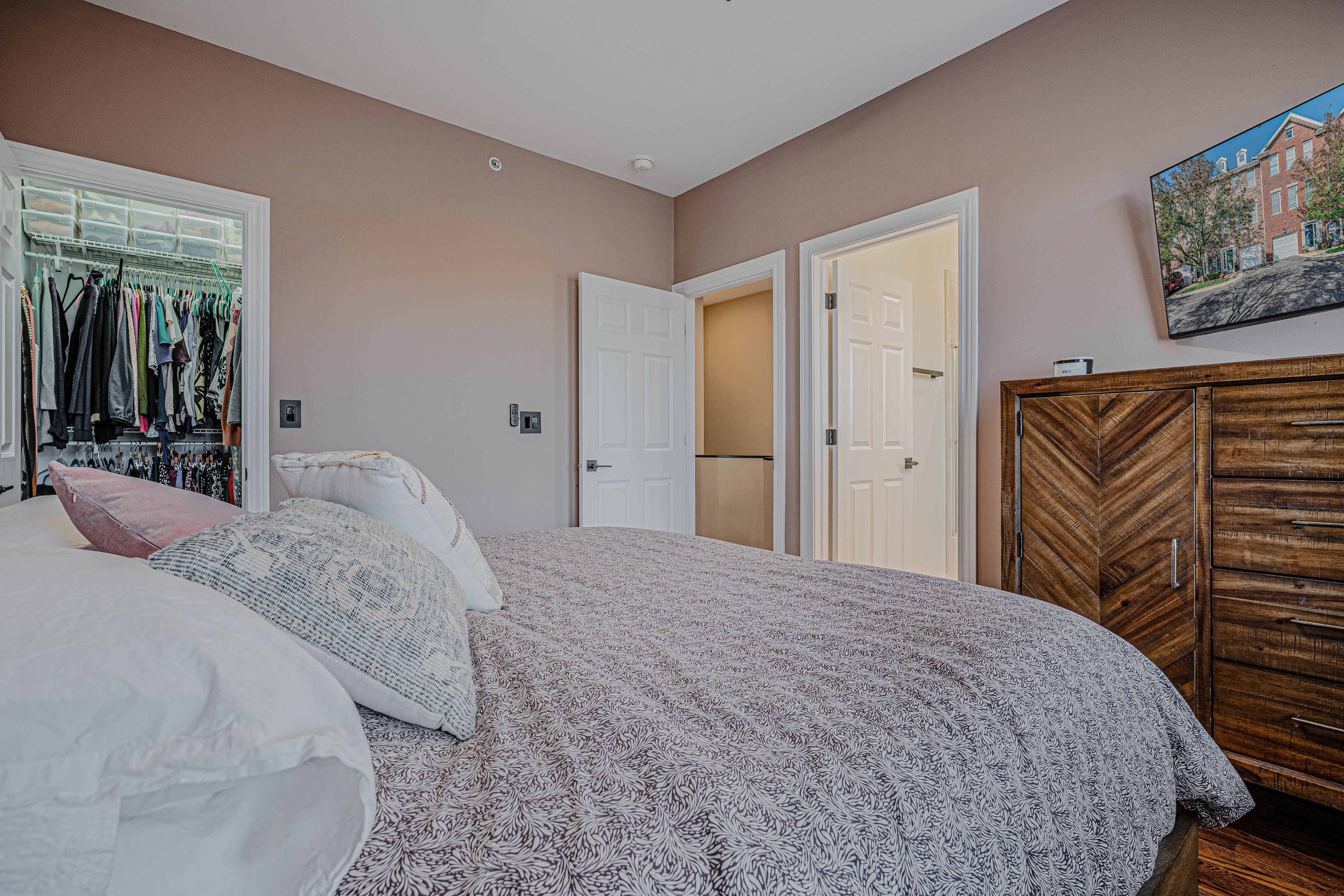 Evanston, Illinois, 60201, United States, 2 Bedrooms Bedrooms, ,4 BathroomsBathrooms,Residential,For Sale,2010396