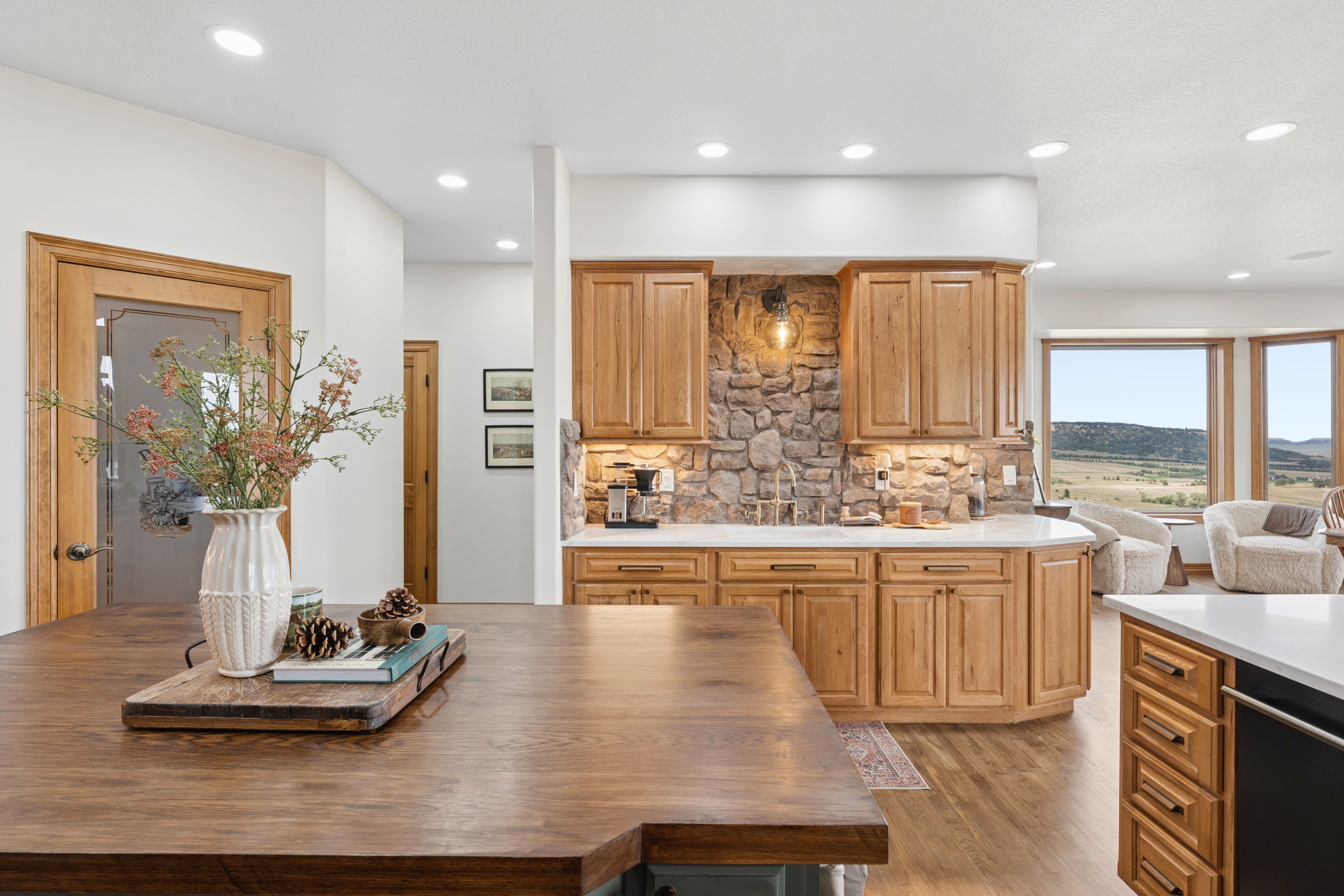  Remodeled 6,100 sq ft rancher on a magical setting spanning 72 acres - 物件實景