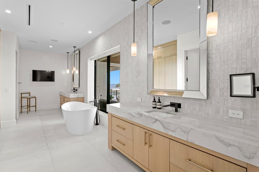 Tampa, Florida, 33629, United States, 4 Bedrooms Bedrooms, ,6 BathroomsBathrooms,Residential,For Sale,1932430