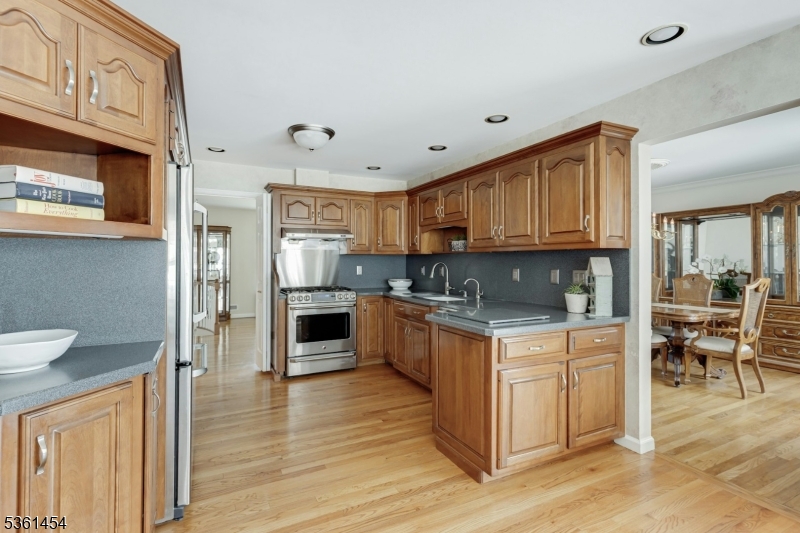 Berkeley Heights Twp., New Jersey, 07922, United States, 6 Bedrooms Bedrooms, ,4 BathroomsBathrooms,Residential,For Sale,1837487