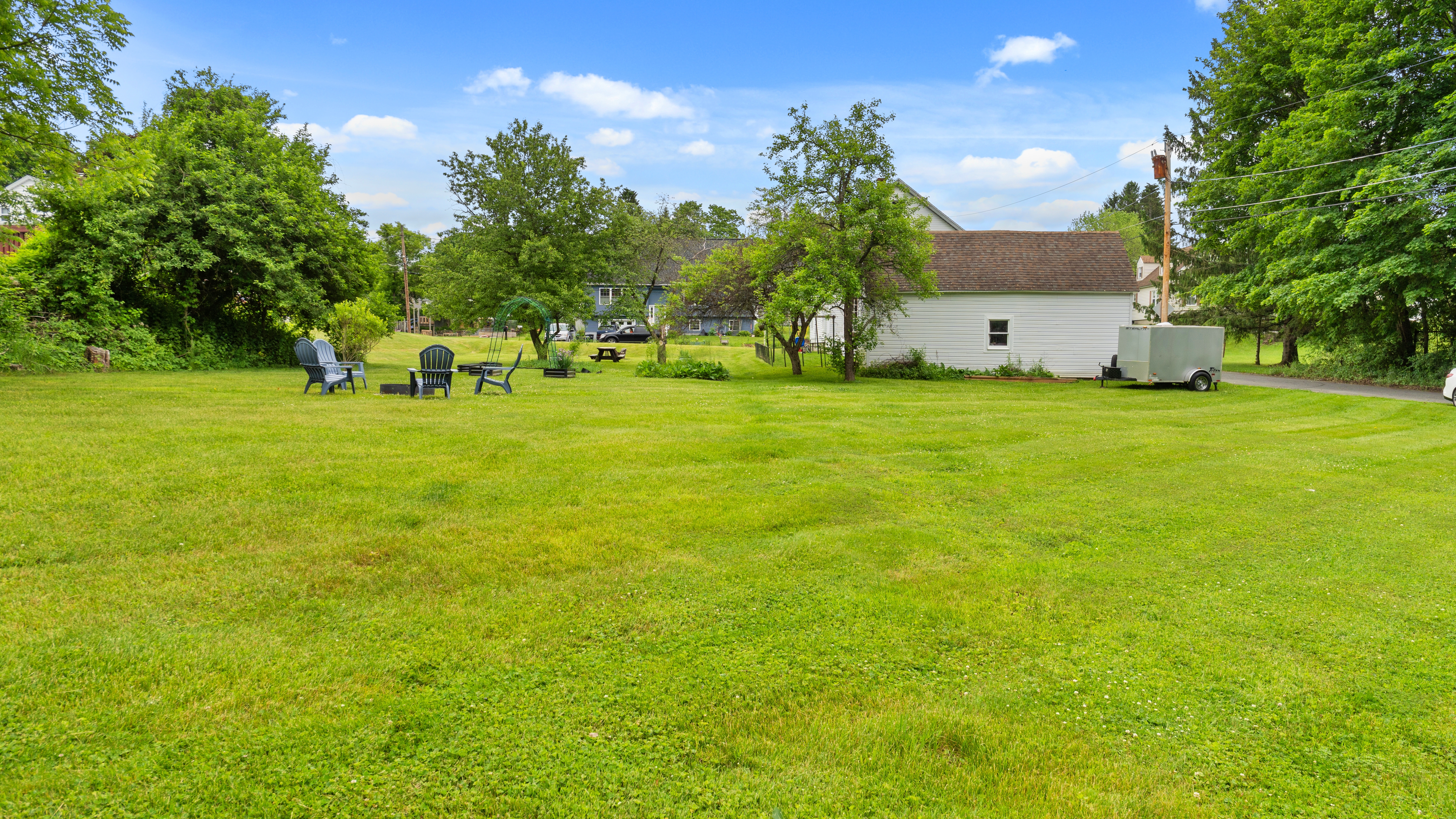  Classic New England Farmhouse with Exceptional Yard - 物件實景