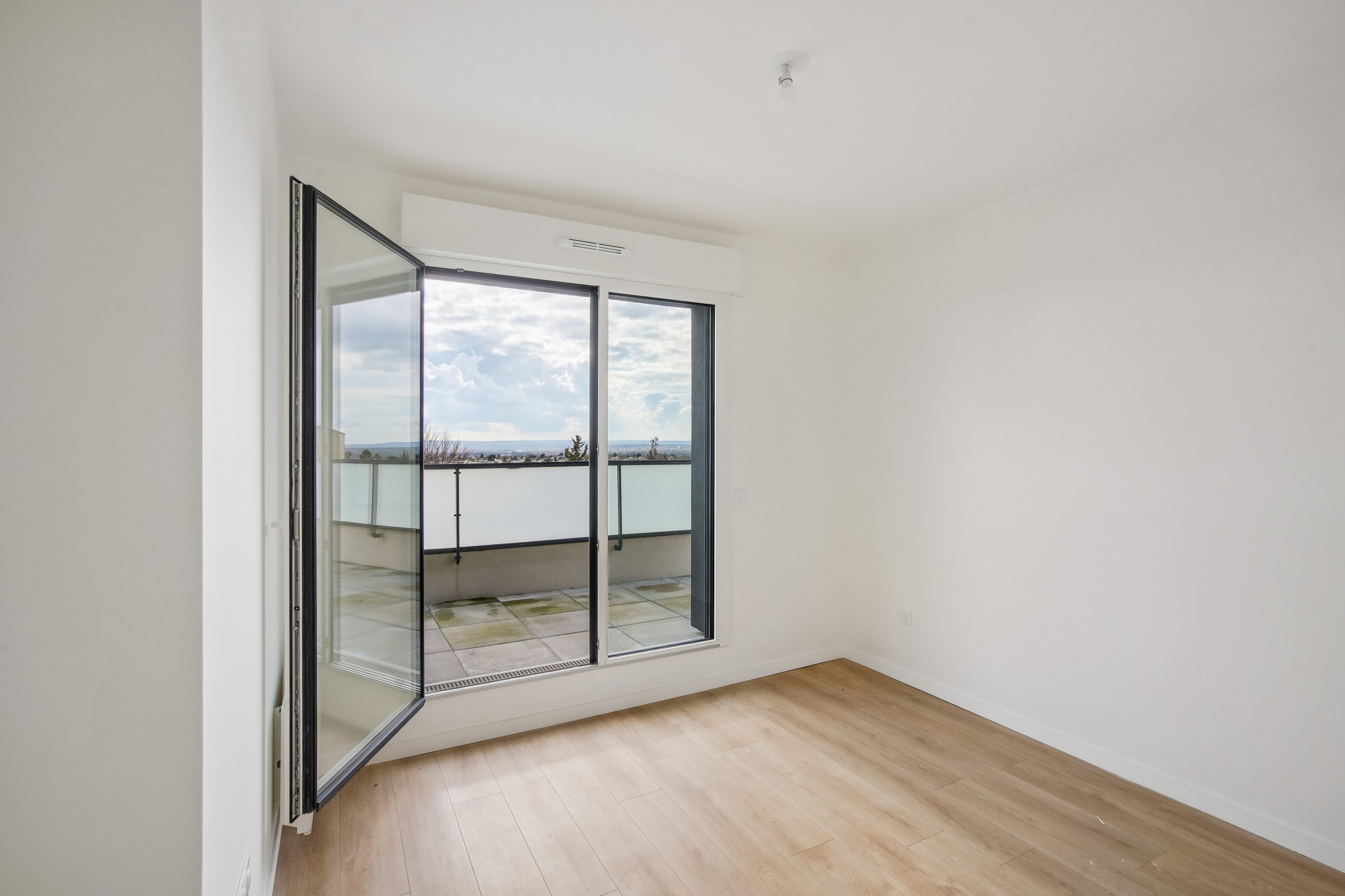  Bright Apartment with Open Views and Spacious Terrace - 物件實景