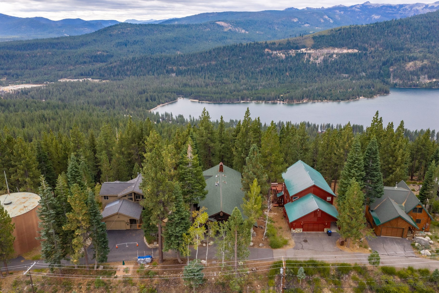  Views of Donner Lake with Donner Lake Rim Trail in Backyard - 物件實景