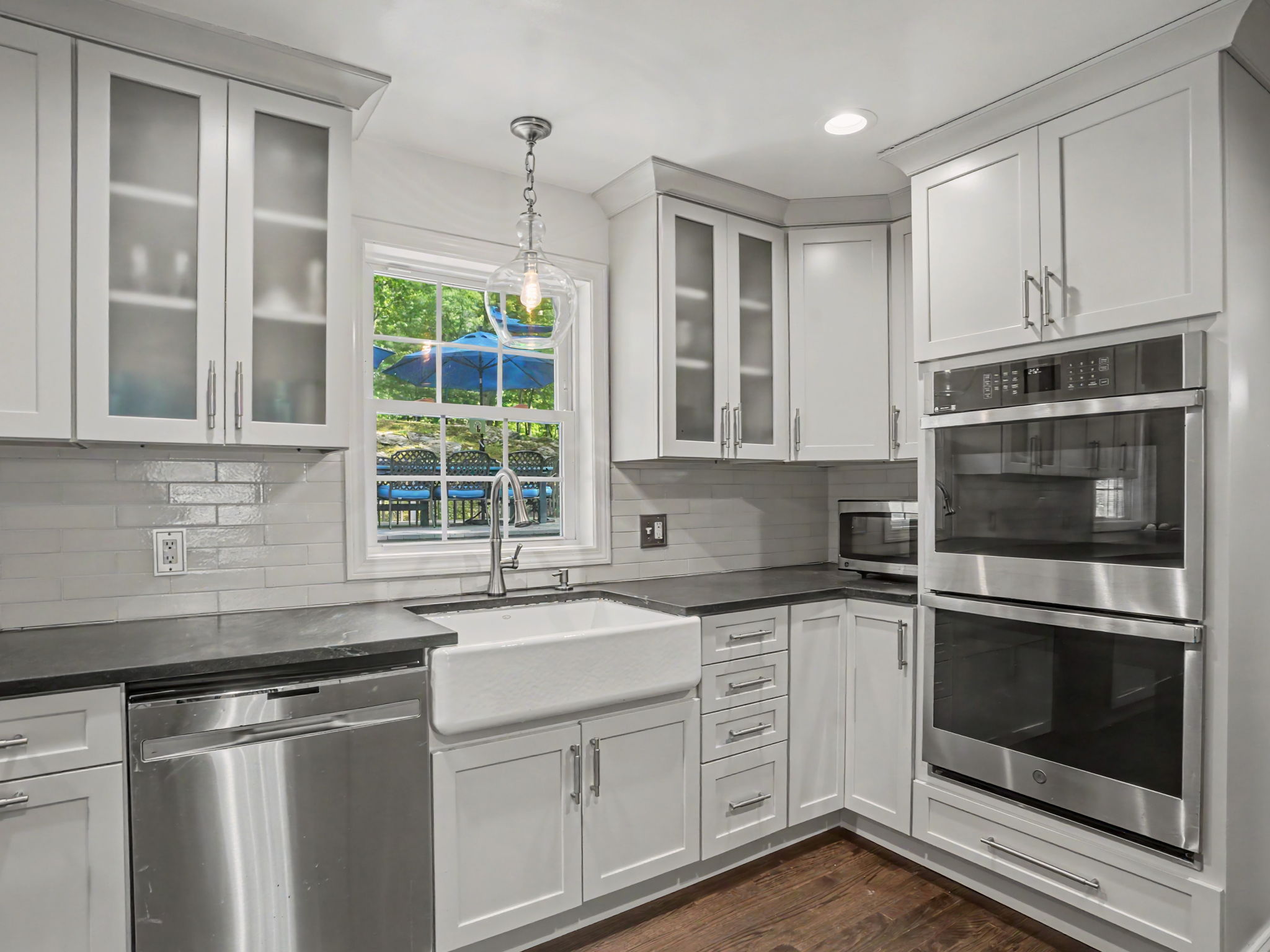  Hilltop Lake Hills Oasis with Renovated Chef
