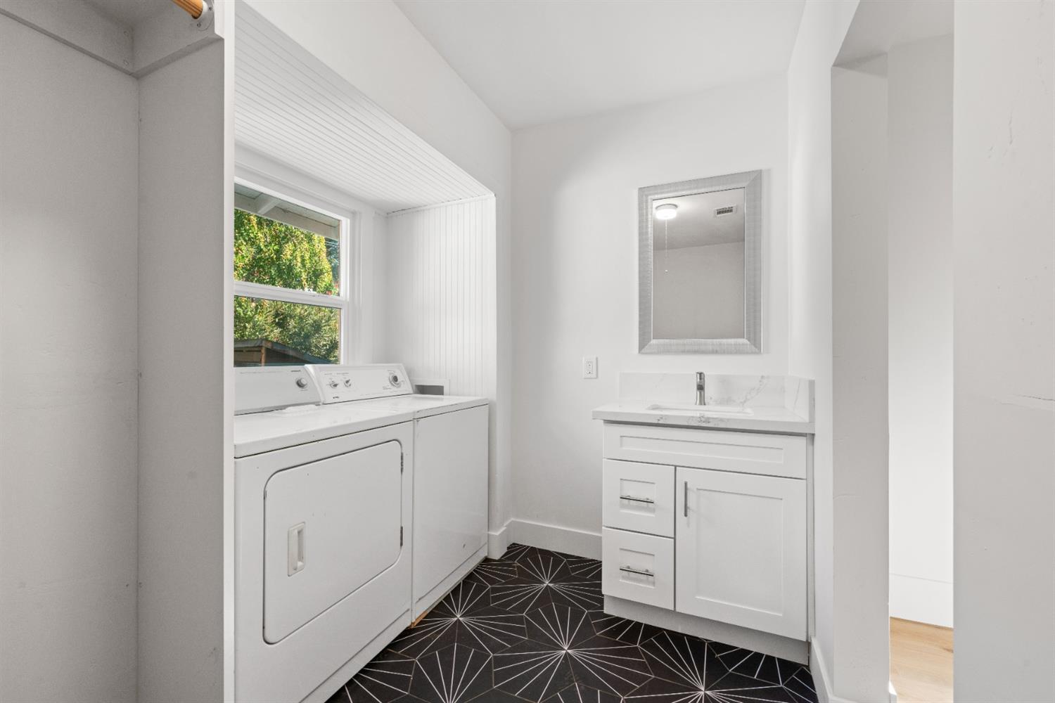 Sacramento, California, 95818, United States, 2 Bedrooms Bedrooms, ,1 BathroomBathrooms,Residential,For Sale,1975469