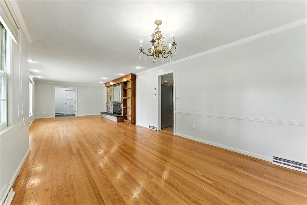 Longmeadow, Massachusetts, 01106, United States, 3 Bedrooms Bedrooms, ,3 BathroomsBathrooms,Residential,For Sale,1933397