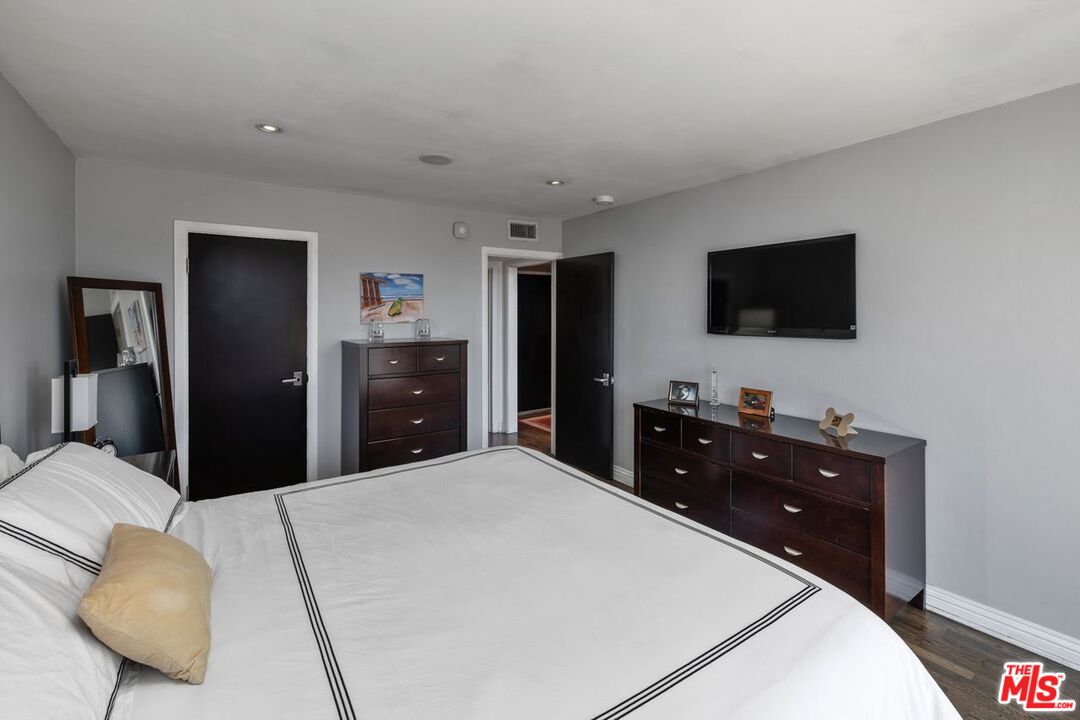 Los Angeles, California, 90068, United States, 2 Bedrooms Bedrooms, ,2 BathroomsBathrooms,Residential,For Sale,1939987