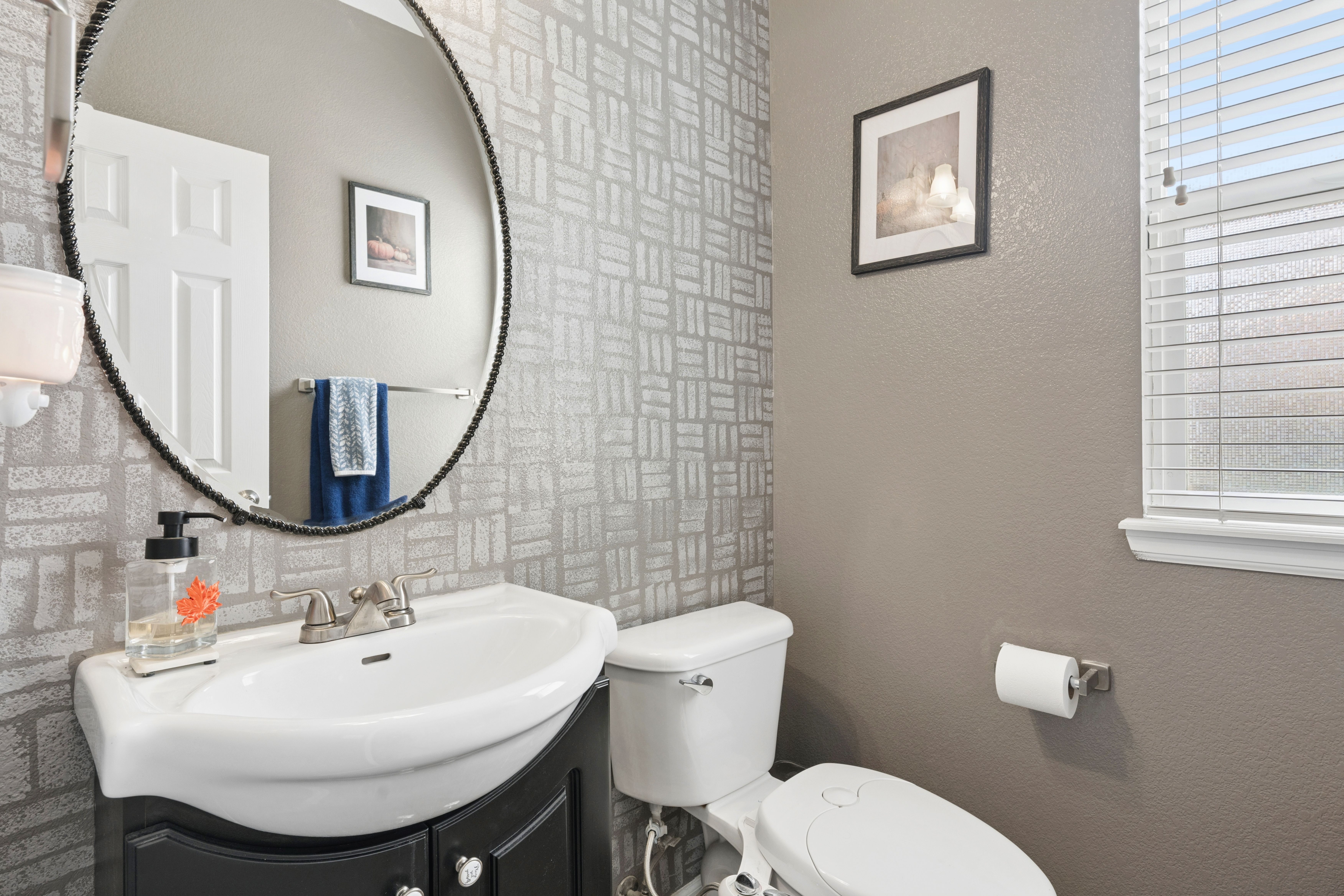  Beautiful Home Located in the Highly Desirable Haven at York Street Community - 物件實景