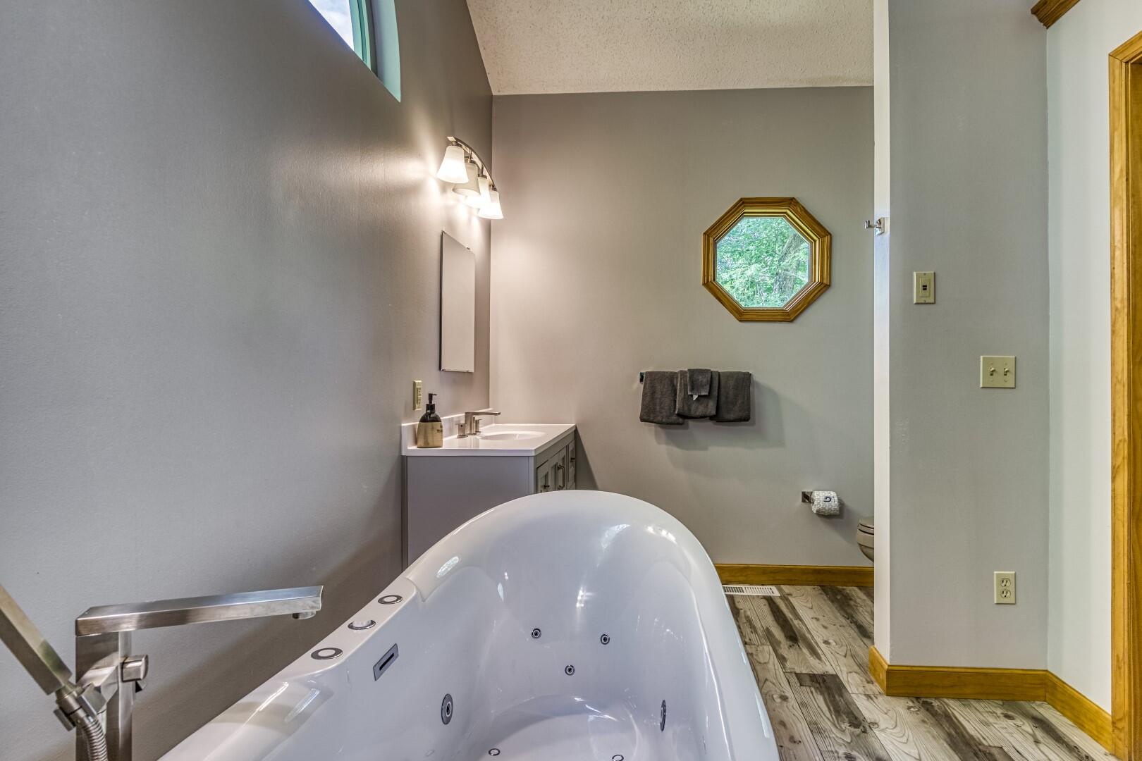 Gatlinburg, Tennessee, 37738, United States, 2 Bedrooms Bedrooms, ,3 BathroomsBathrooms,Residential,For Sale,1931589