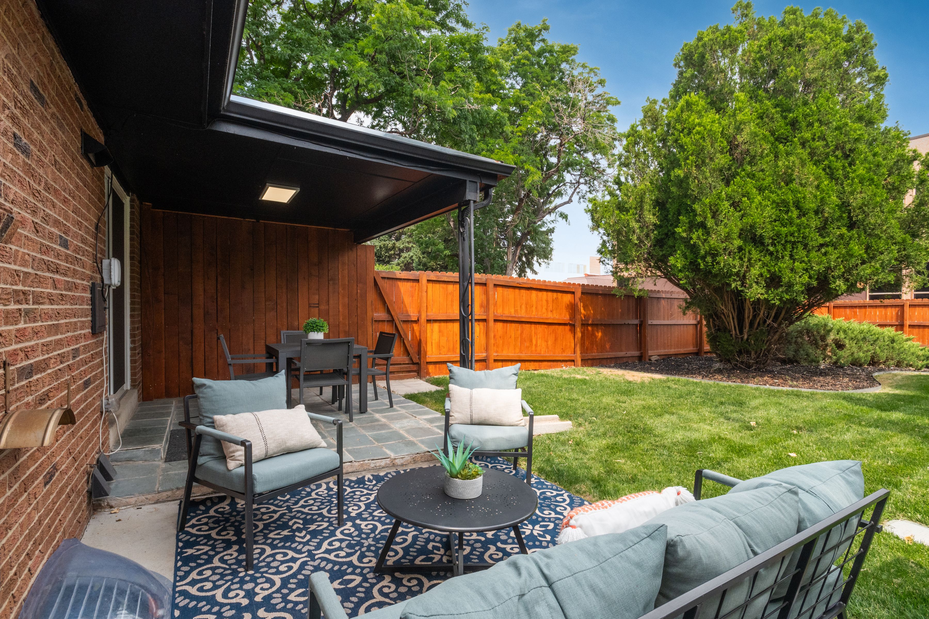  Updated, move-in ready home offers a bright, inviting floor plan - 物件實景