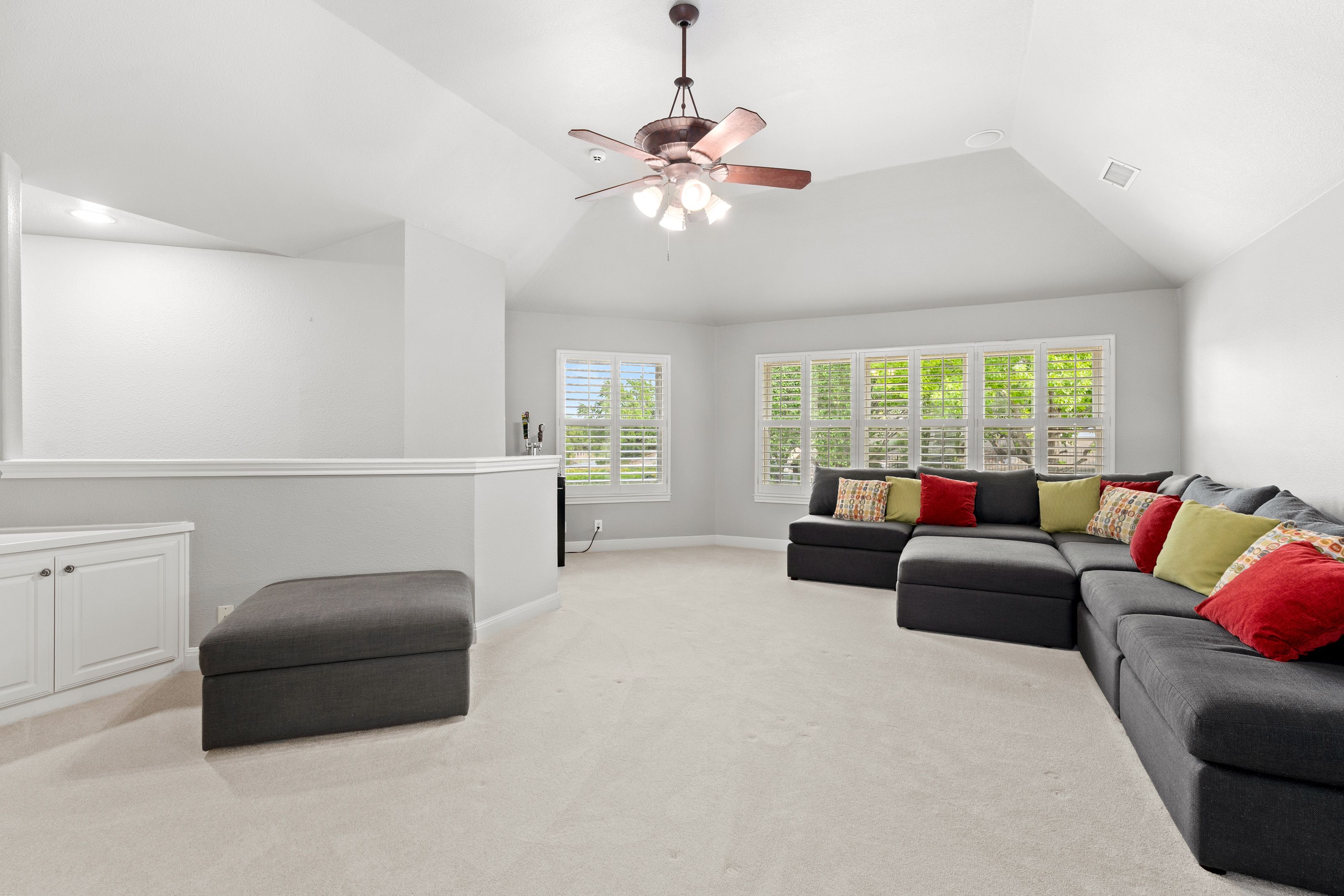  Spacious Estate with Poolside Views - 物件實景