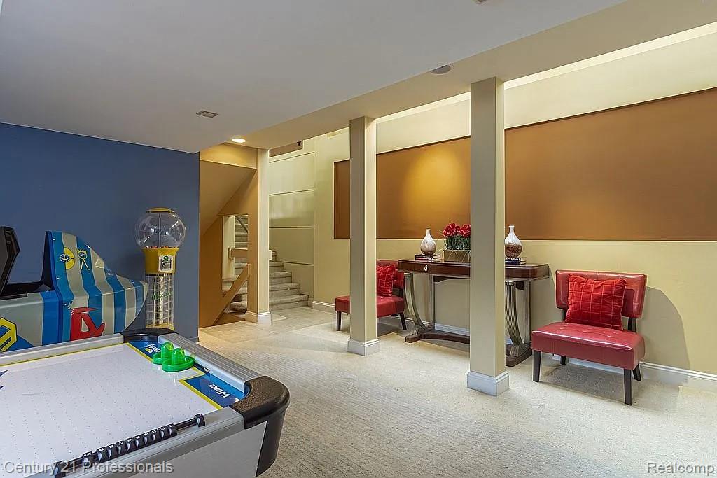 OrchardLake, Michigan, 48323, United States, 5 Bedrooms Bedrooms, ,5 BathroomsBathrooms,Residential,For Sale,1980200