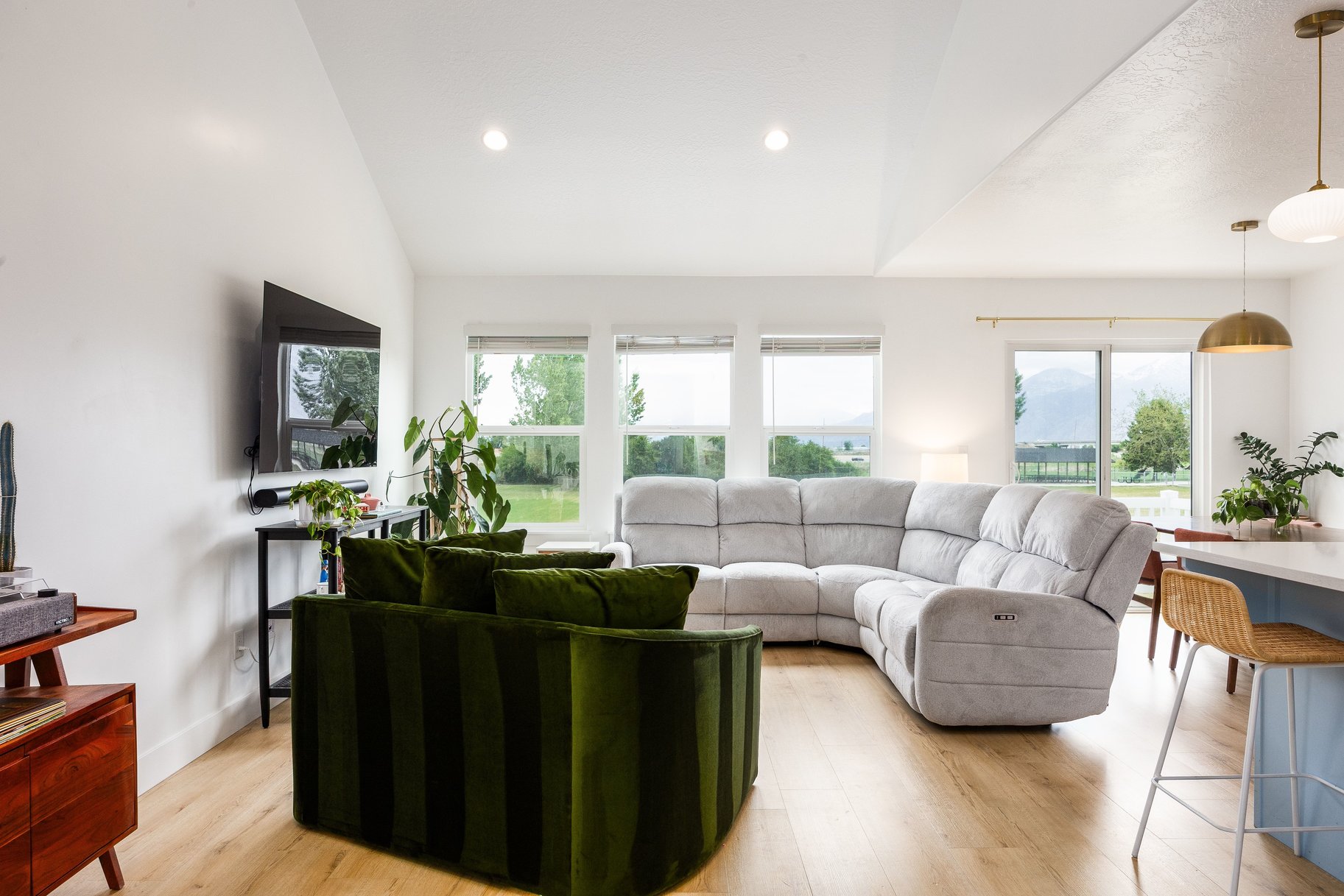  Meticulously Maintained End-Unit Townhome - 物件實景