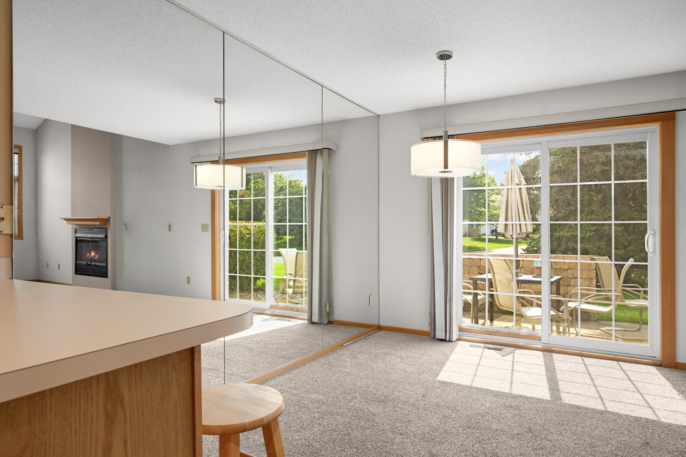 Sun-Filled End Unit in Prime Eagan Location - 物件實景