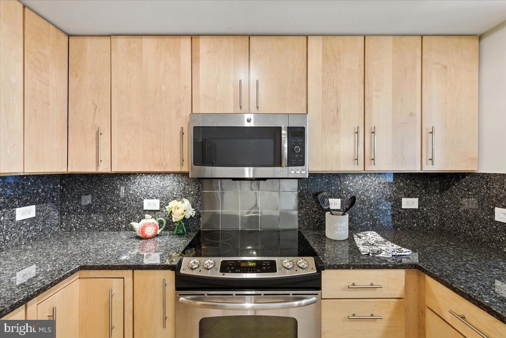 Washington, District of Columbia, 20003, United States, 2 Bedrooms Bedrooms, ,2 BathroomsBathrooms,Residential,For Sale,1974784