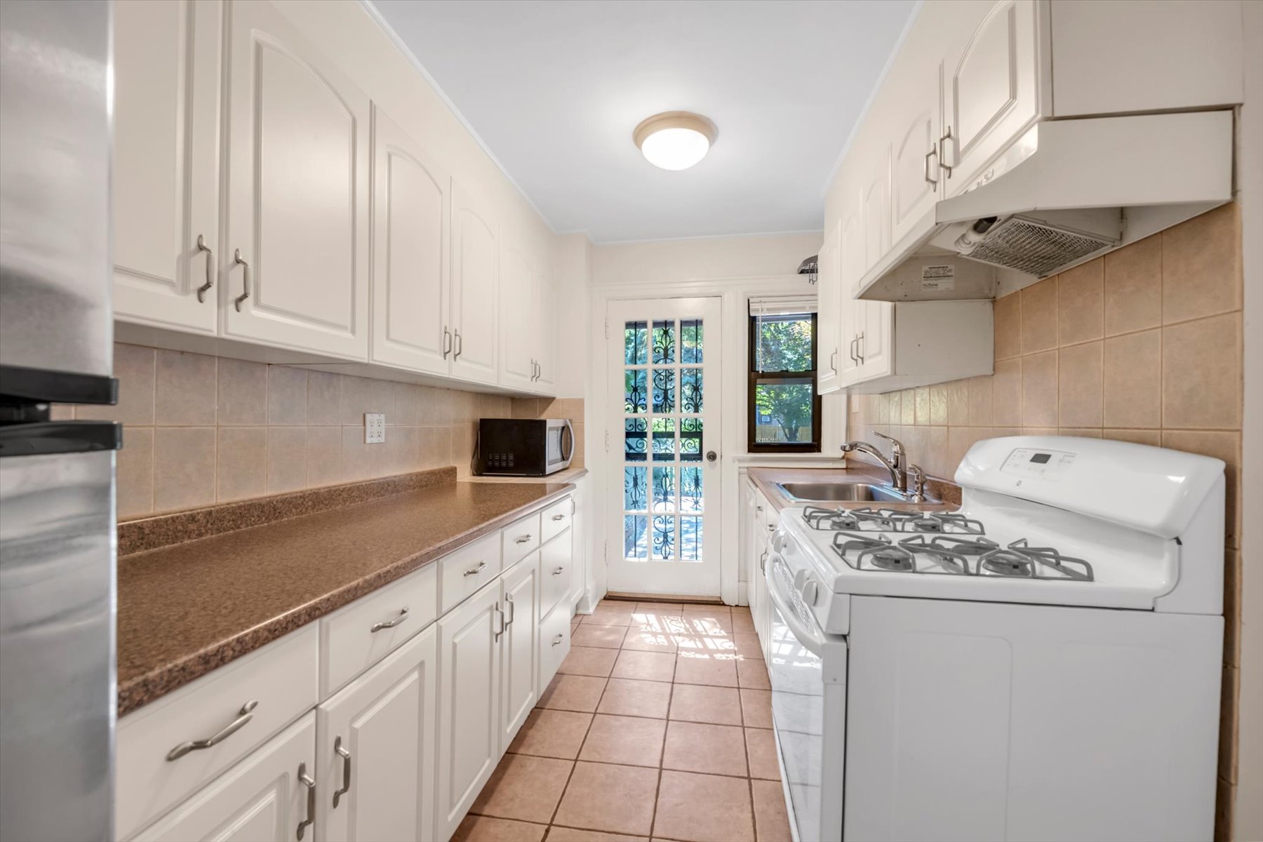  ?RENOVATED FOREST CLOSE ATTACHED BRICK TOWNHOUSE? - 物件實景