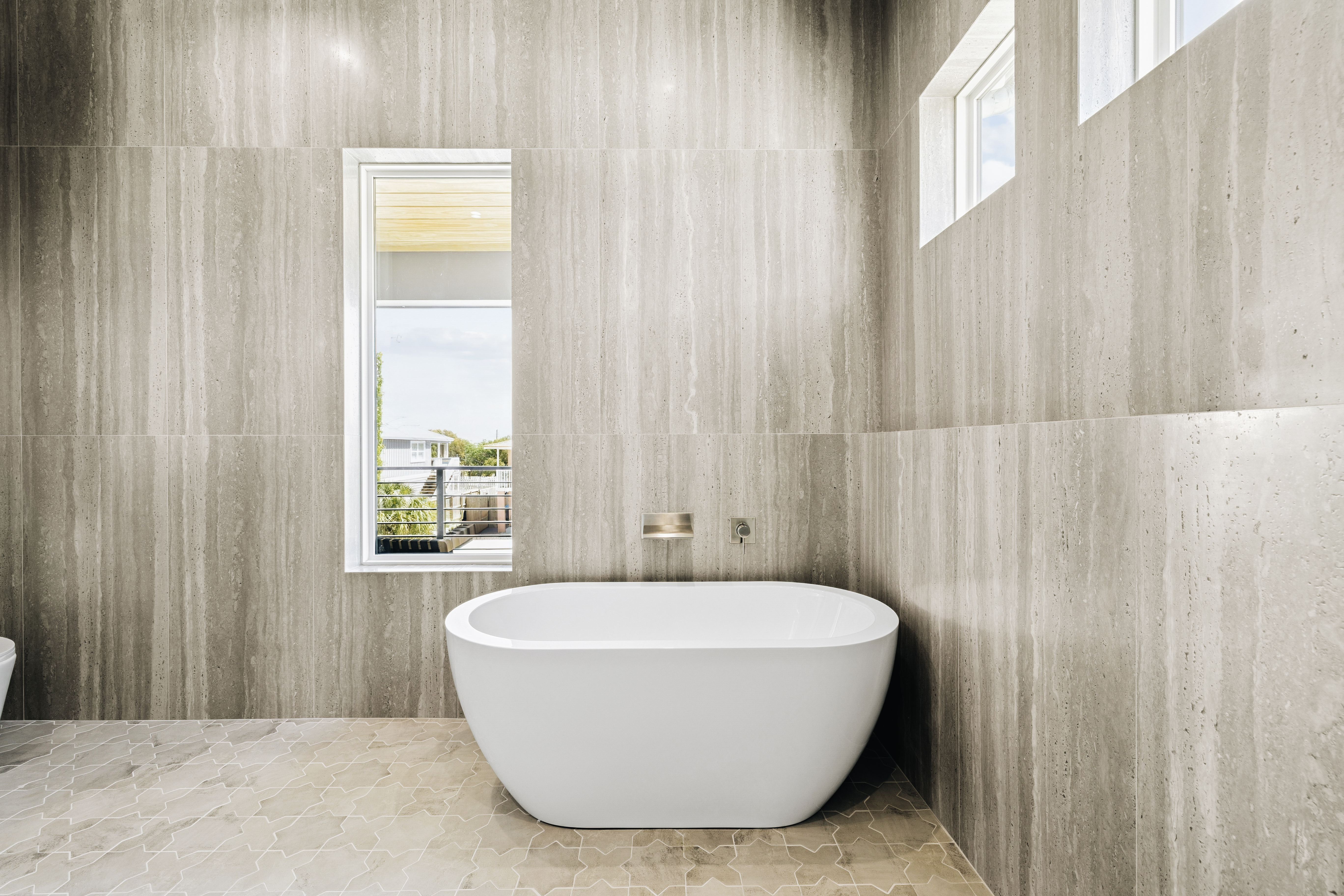  New Construction With Outdoor Oasis A Short Stroll To The Beach - 物件實景