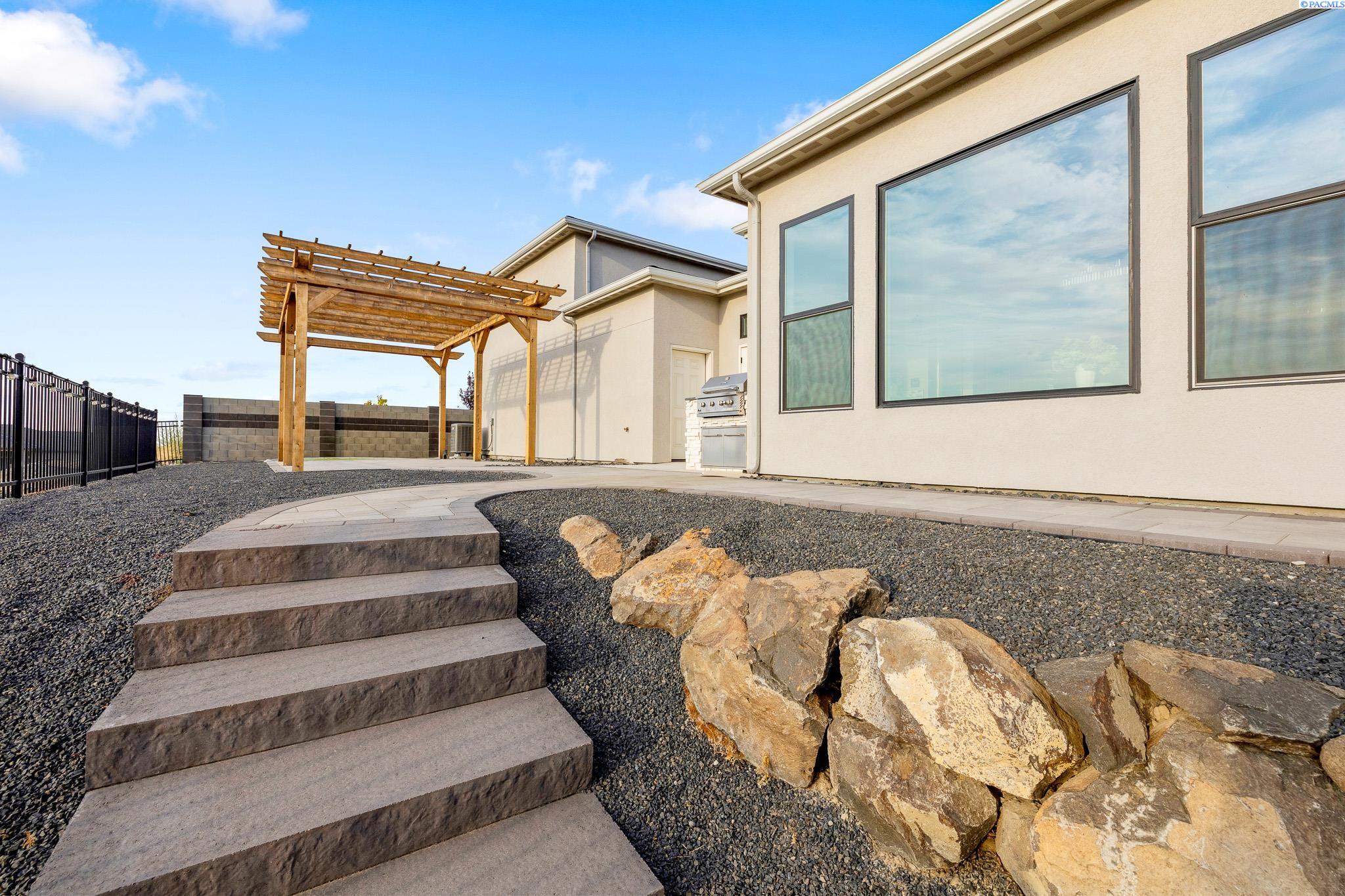 Richland, Washington, 99352, United States, 4 Bedrooms Bedrooms, ,4 BathroomsBathrooms,Residential,For Sale,1943884