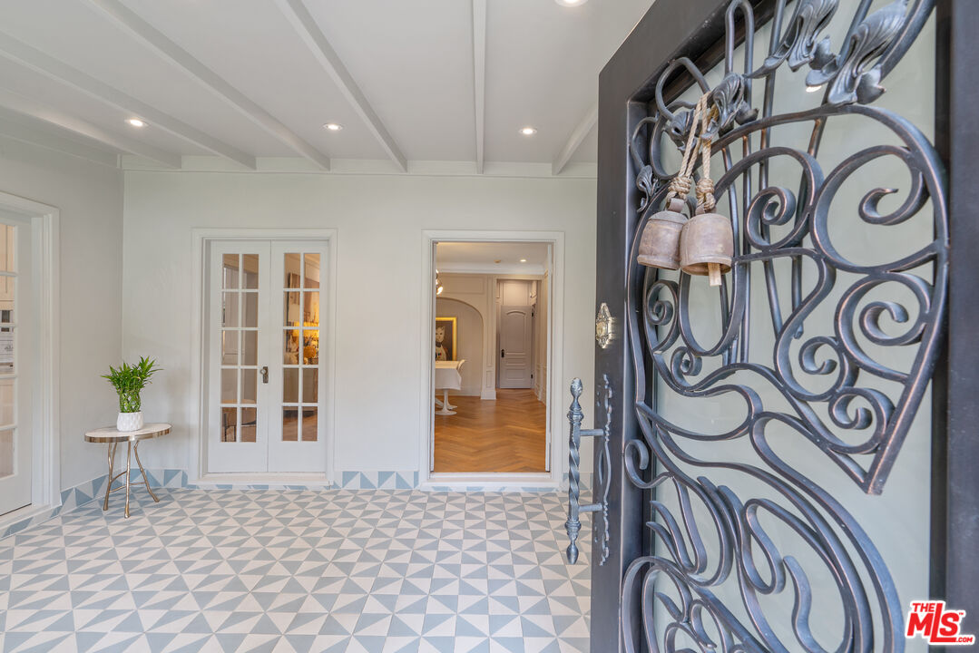 Los Angeles, California, 90005, United States, 3 Bedrooms Bedrooms, ,3 BathroomsBathrooms,Residential,For Sale,1876512