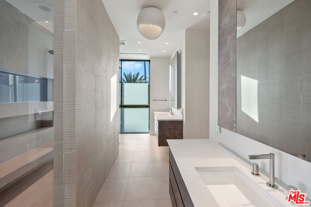 Santa Monica, California, 90403, United States, 7 Bedrooms Bedrooms, ,9 BathroomsBathrooms,Residential,For Sale,1955538