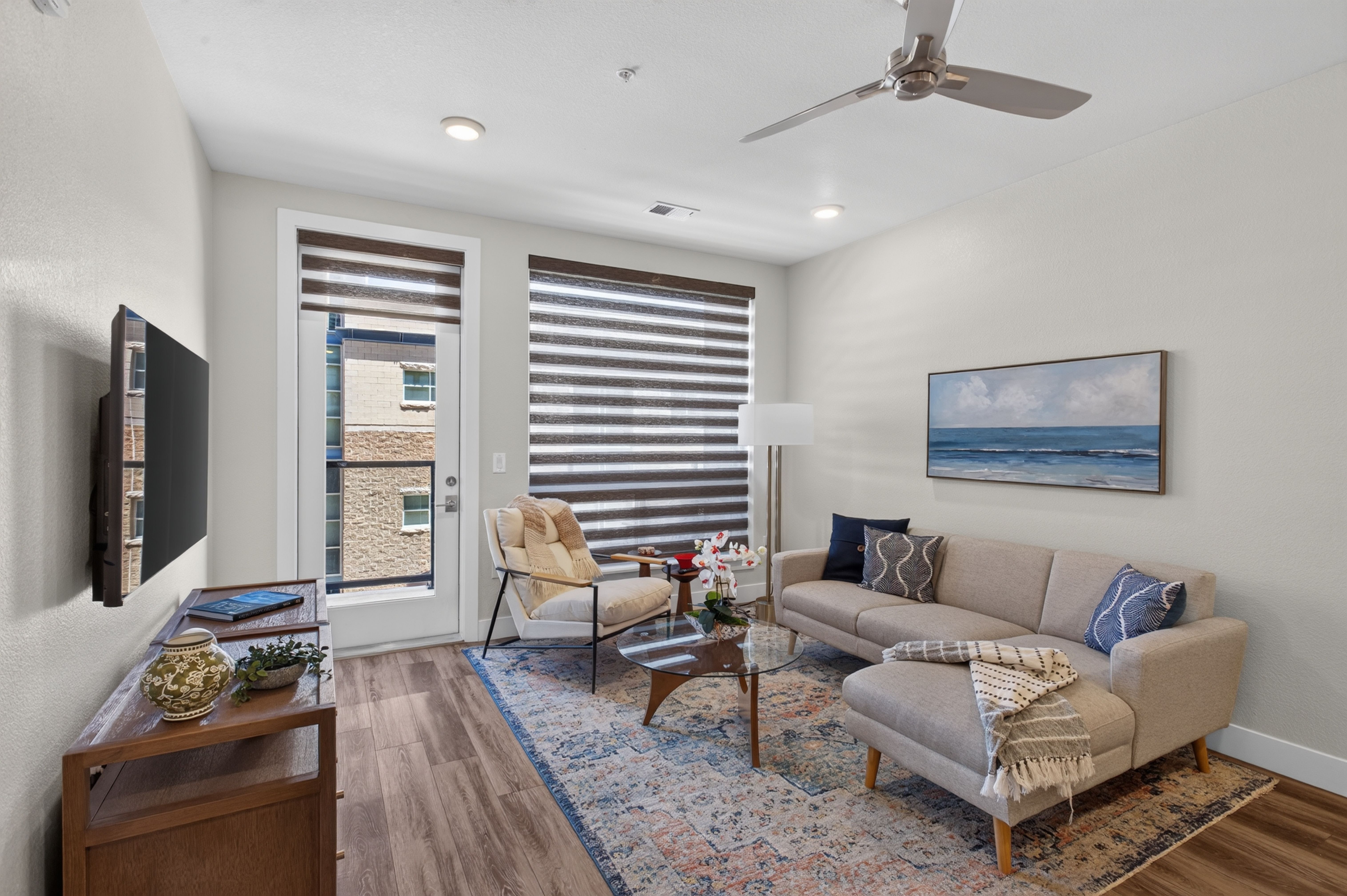  Beautiful unit with a private deck, overlooking Festival Park. - 物件實景