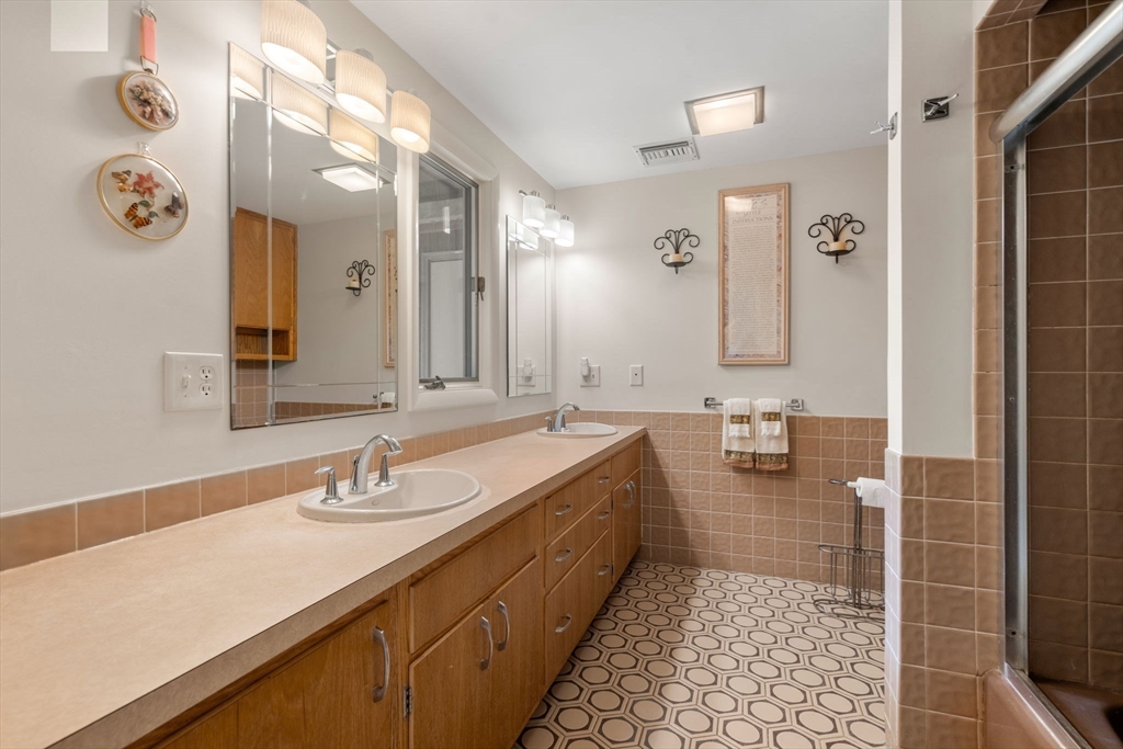 Dartmouth, Massachusetts, 02748, United States, 4 Bedrooms Bedrooms, ,5 BathroomsBathrooms,Residential,For Sale,1804172