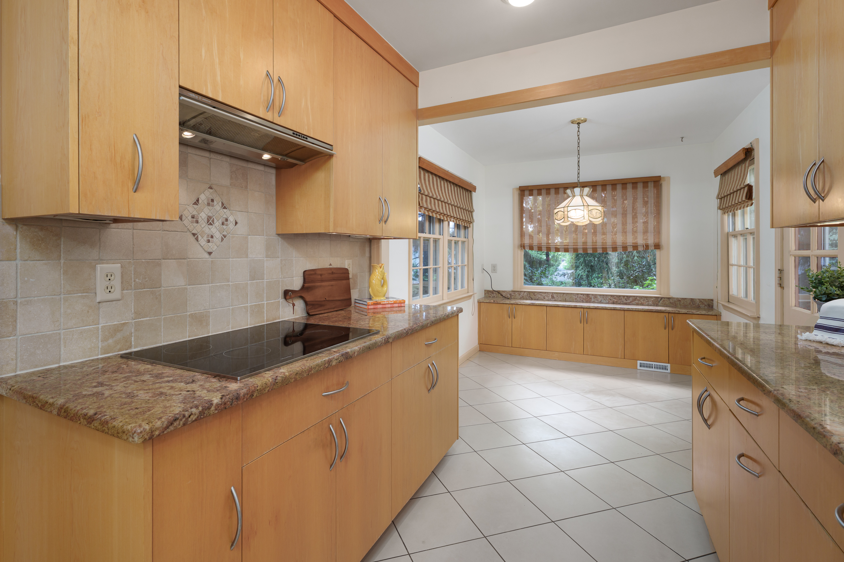  Spacious Multi-Level Home Featuring a Stylish European-Inspired Kitchen - 物件實景