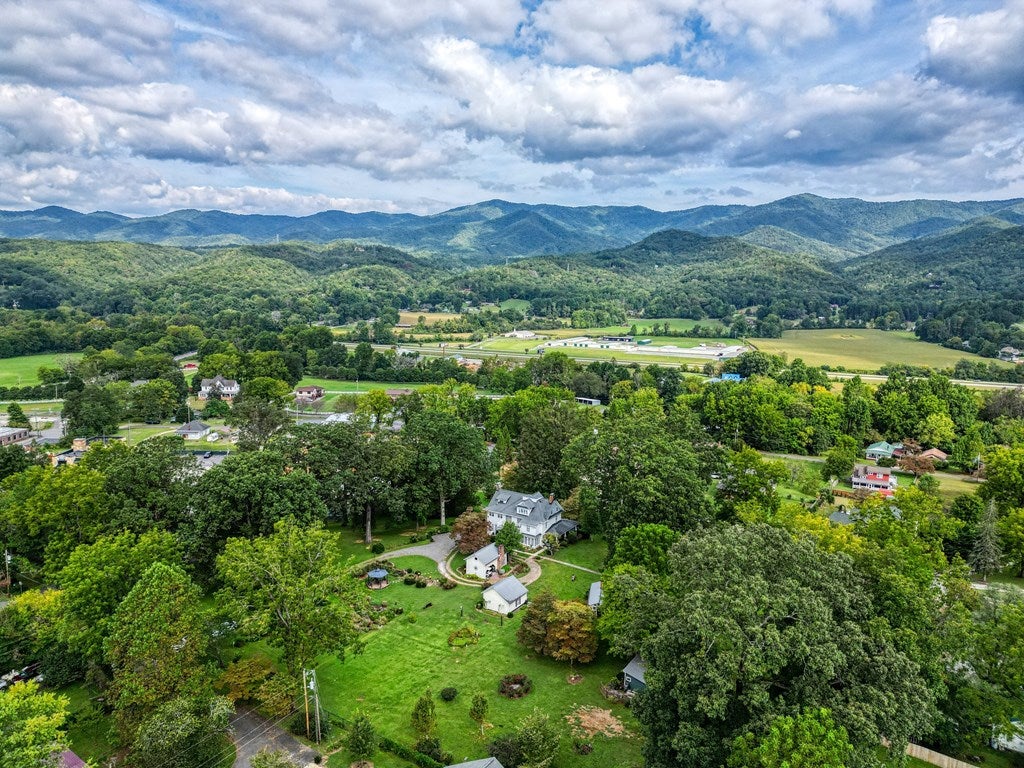 Andrews, North Carolina, 28901, United States, 5 Bedrooms Bedrooms, ,4 BathroomsBathrooms,Residential,For Sale,1912195