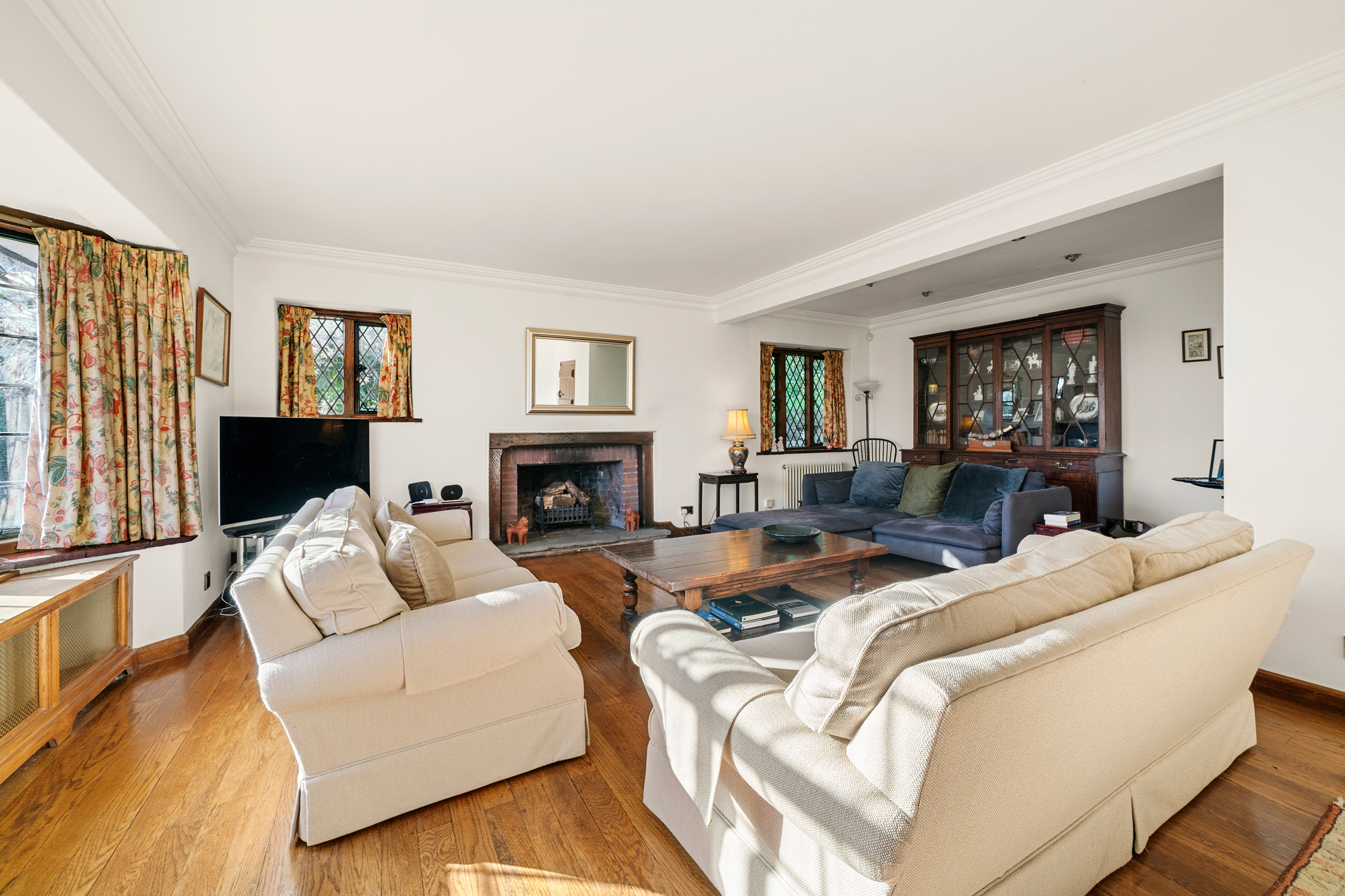  A Handsome House on One of Esher’s Most Coveted Private Roads - 物件實景