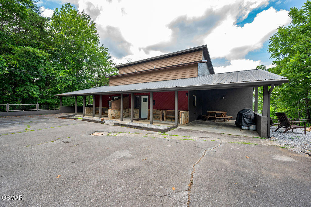 Sevierville, Tennessee, 37876, United States, 4 Bedrooms Bedrooms, ,6 BathroomsBathrooms,Residential,For Sale,2008845