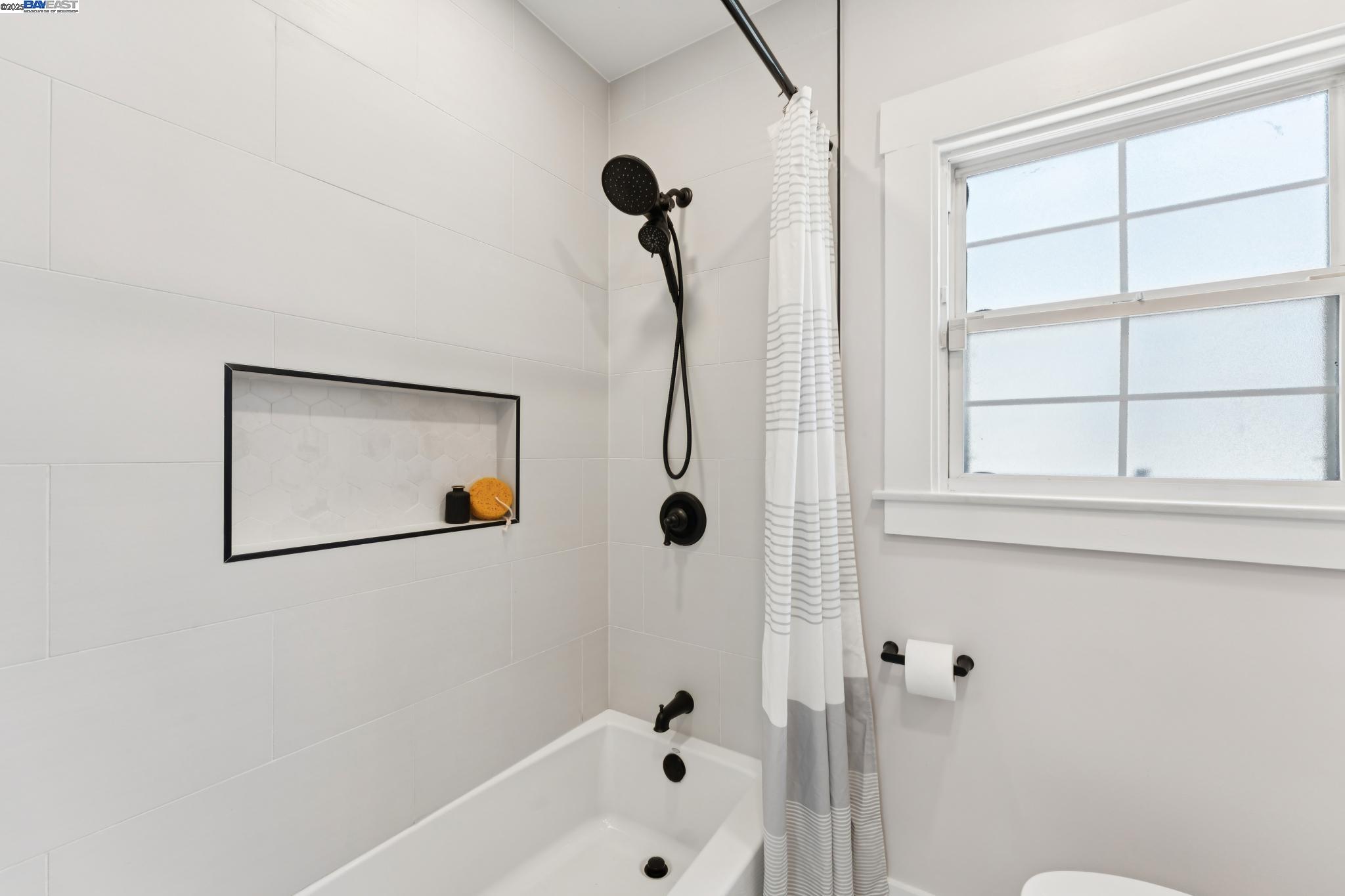 Oakland, California, 94605, United States, 2 Bedrooms Bedrooms, ,1 BathroomBathrooms,Residential,For Sale,1901518