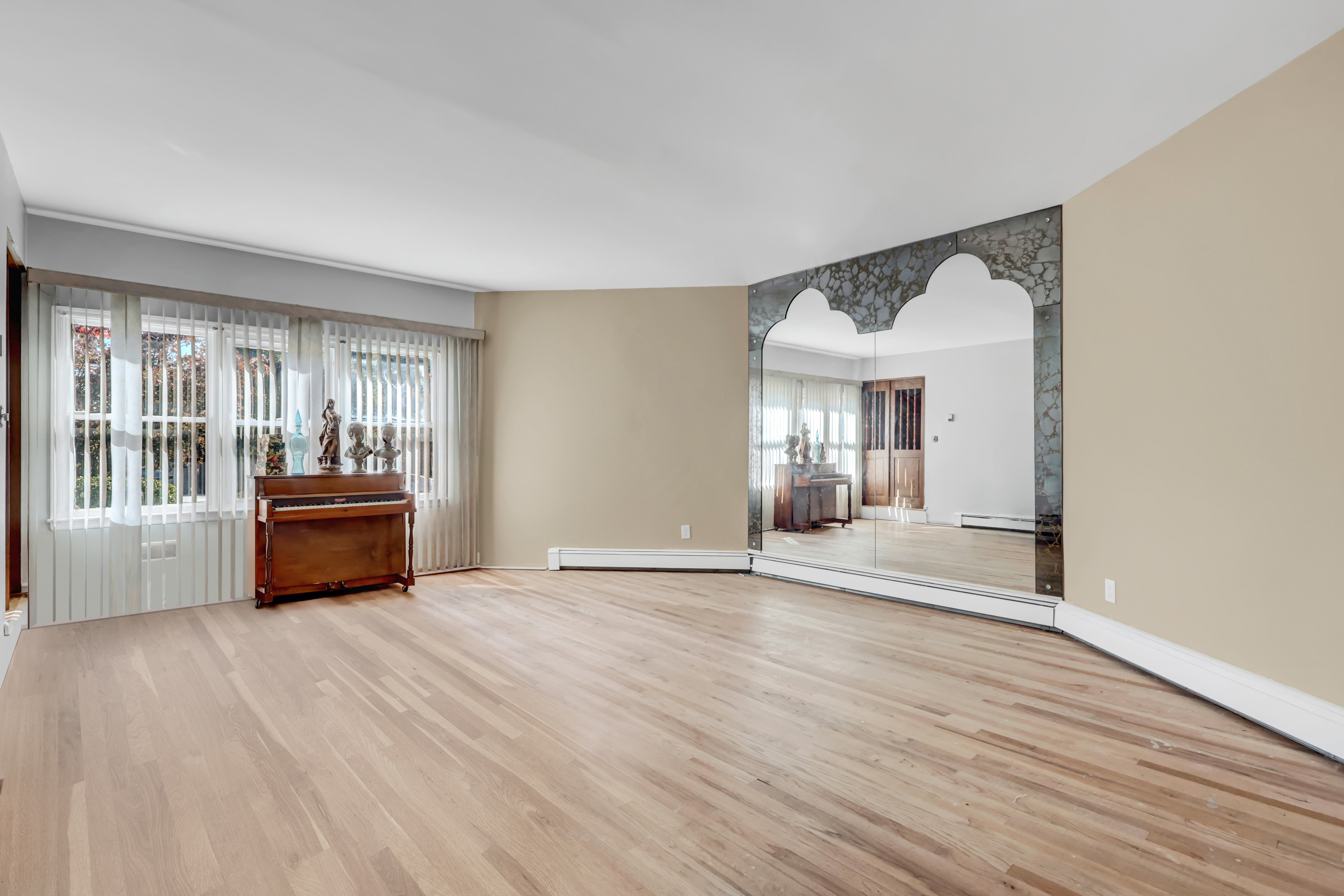 West Babylon, New York, 11704, United States, 3 Bedrooms Bedrooms, ,3 BathroomsBathrooms,Residential,For Sale,1977604