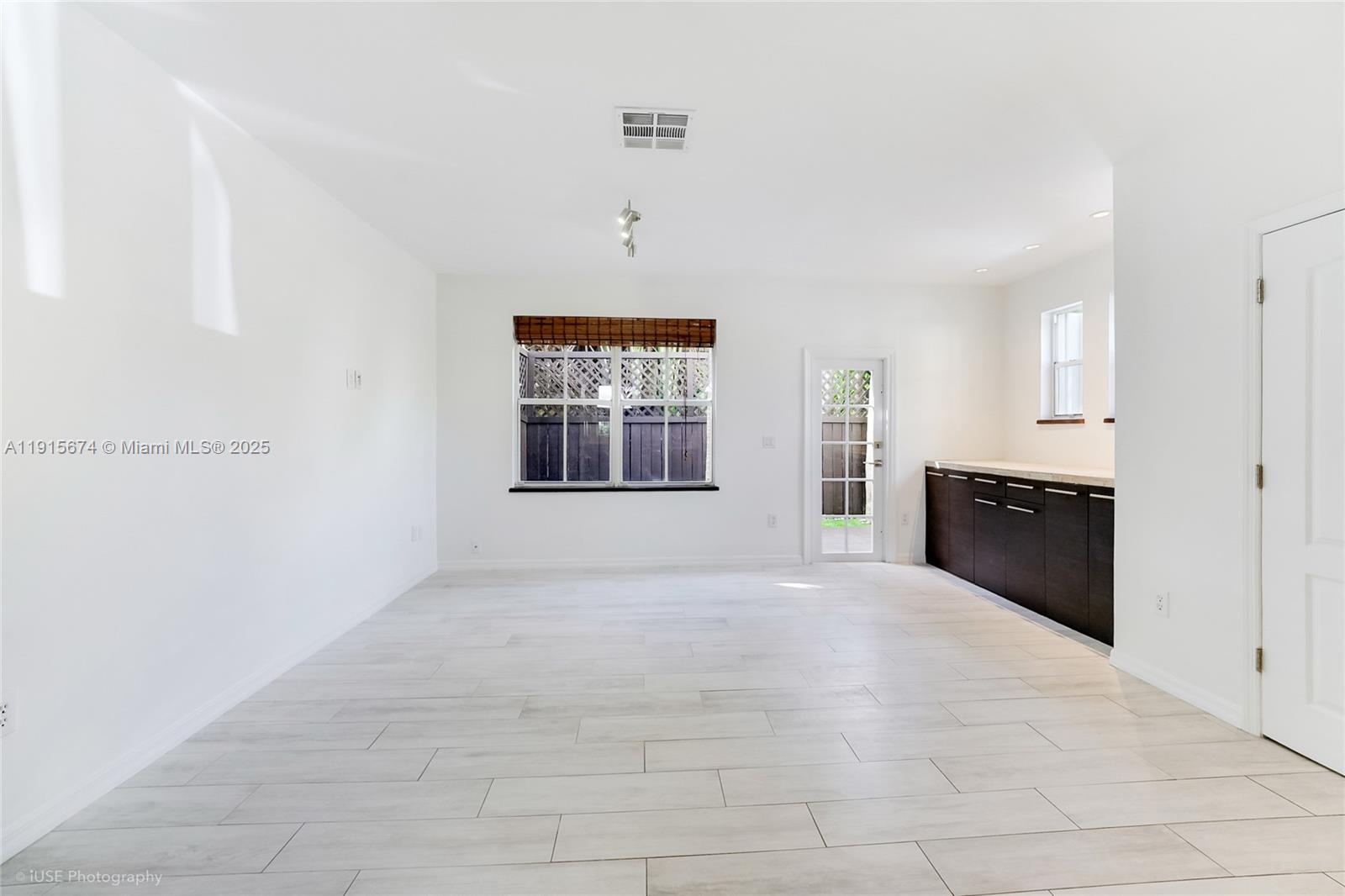 Miami, Florida, 33133, United States, 2 Bedrooms Bedrooms, ,2 BathroomsBathrooms,Residential,For Sale,1998283