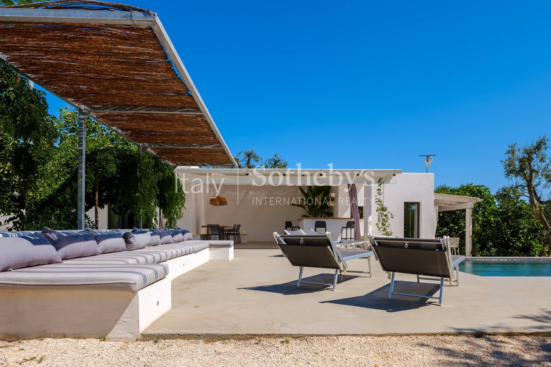  Authentic Trulli with Panoramic Ground in the Valle d