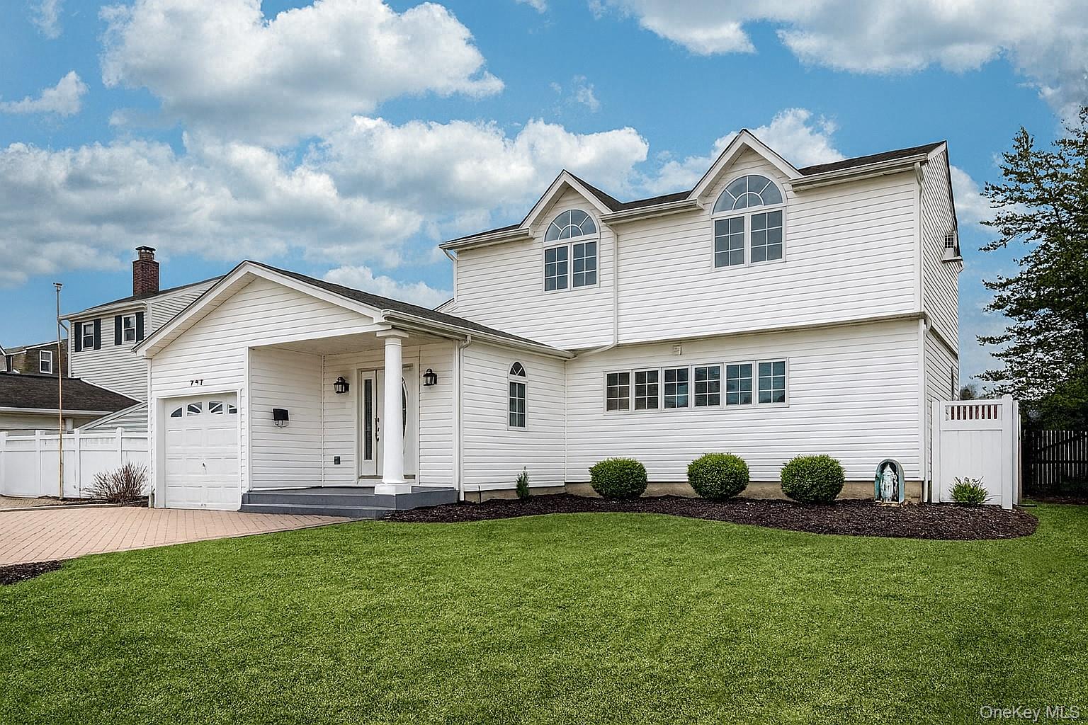 Massapequa Park, New York, 11762, United States, 3 Bedrooms Bedrooms, ,4 BathroomsBathrooms,Residential,For Sale,2003275