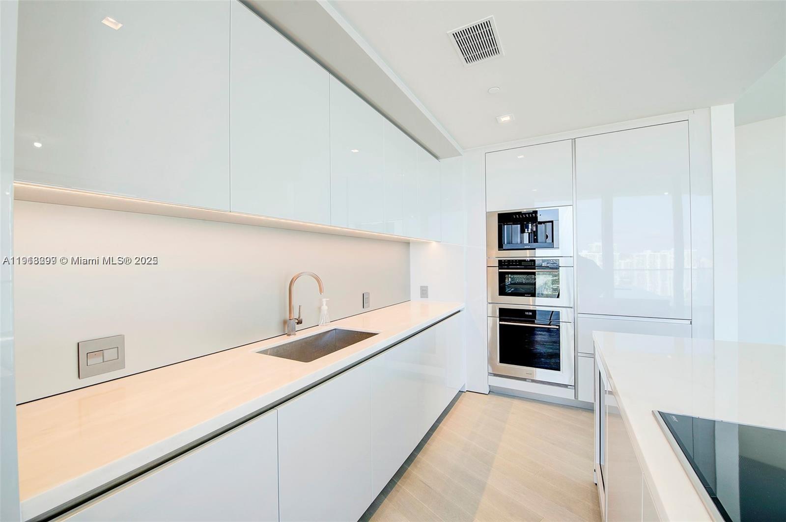 Sunny Isles Beach, Florida, 33160, United States, 2 Bedrooms Bedrooms, ,2 BathroomsBathrooms,Residential,For Sale,1996816