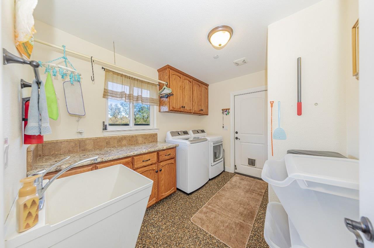 Raymond, California, 93653, United States, 5 Bedrooms Bedrooms, ,3 BathroomsBathrooms,Residential,For Sale,1996762