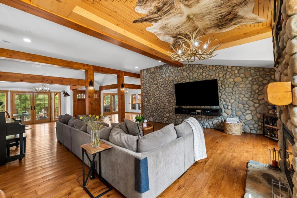 Salinas, California, 93907, United States, 3 Bedrooms Bedrooms, ,4 BathroomsBathrooms,Residential,For Sale,1974769