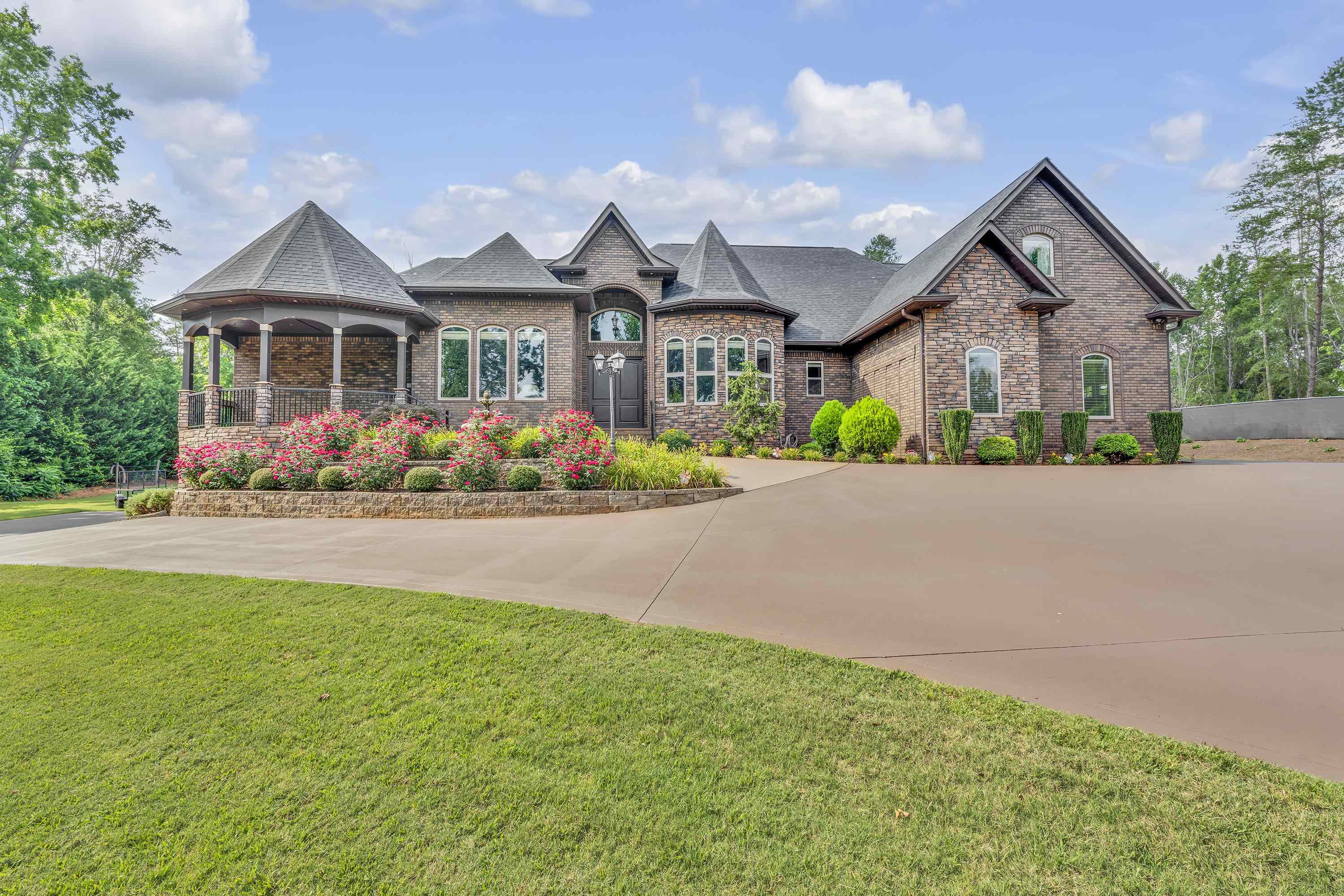 Inman, South Carolina, 29349, United States, 4 Bedrooms Bedrooms, ,4 BathroomsBathrooms,Residential,For Sale,1885403