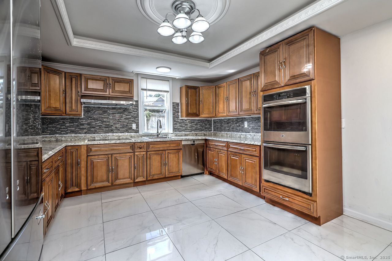 Milford, Connecticut, 06461, United States, 5 Bedrooms Bedrooms, ,2 BathroomsBathrooms,Residential,For Sale,1949907