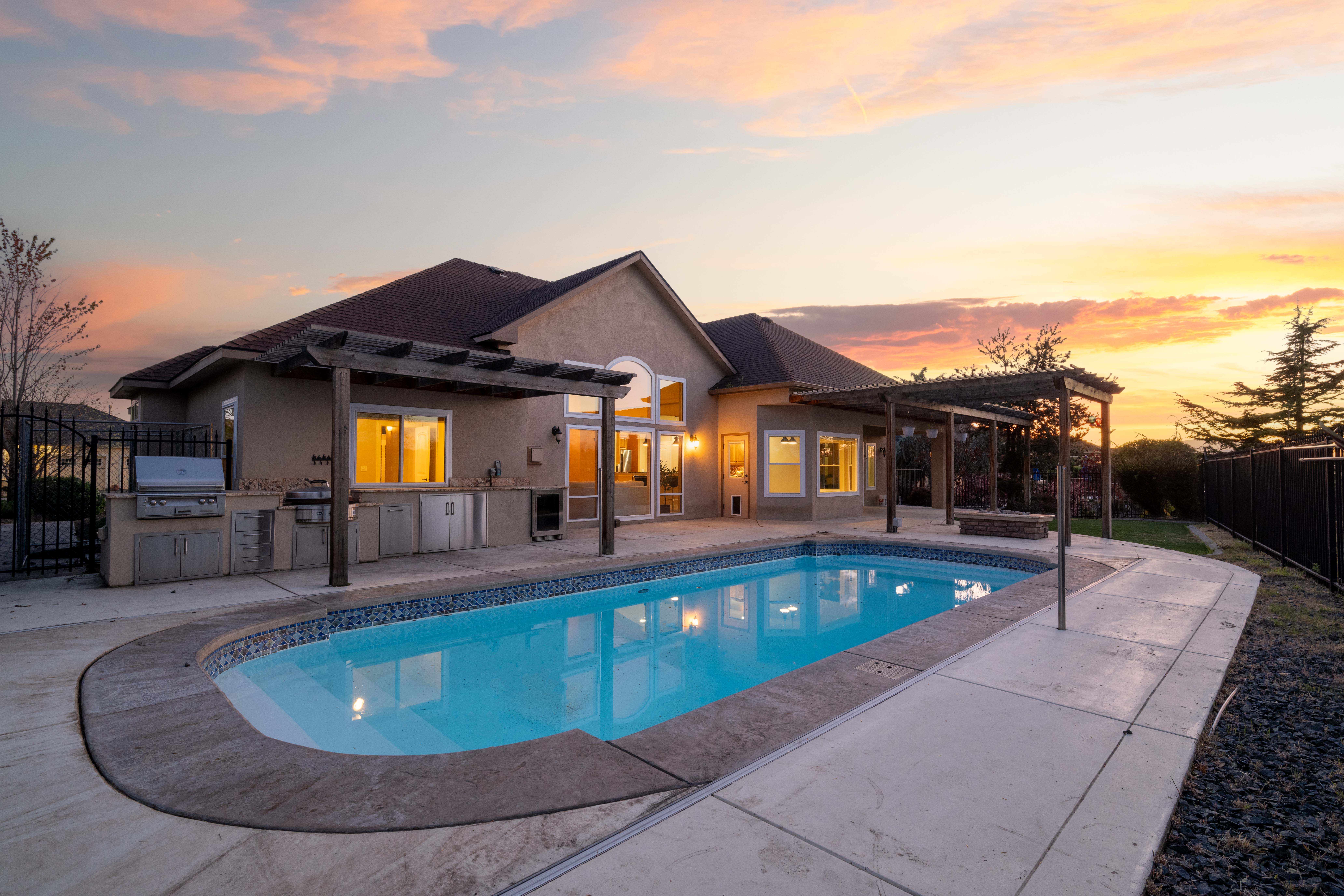  Pool, Course Frontage, Outdoor Kitchen &More - 物件實景