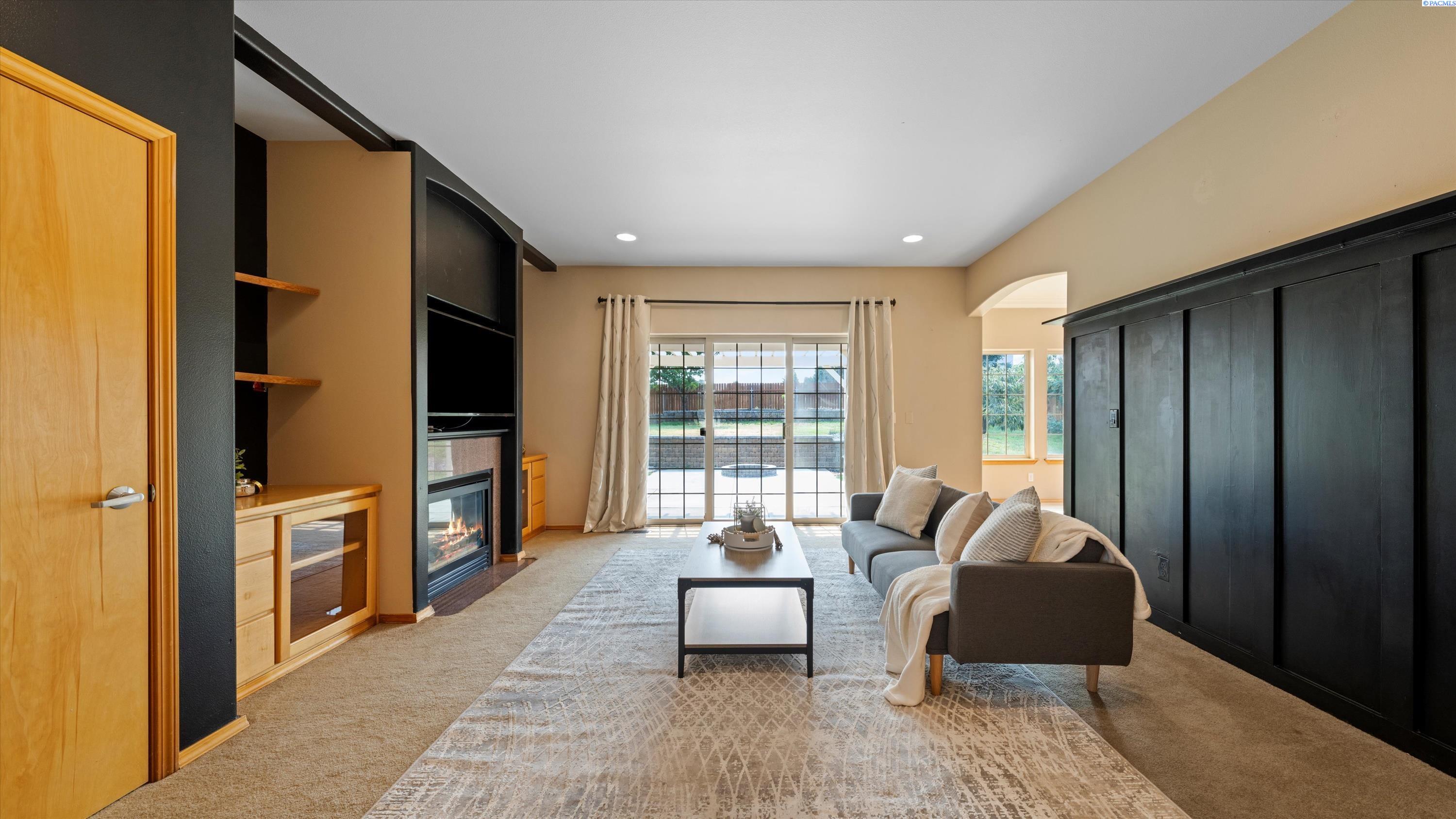 Richland, Washington, 99352, United States, 4 Bedrooms Bedrooms, ,3 BathroomsBathrooms,Residential,For Sale,1940830