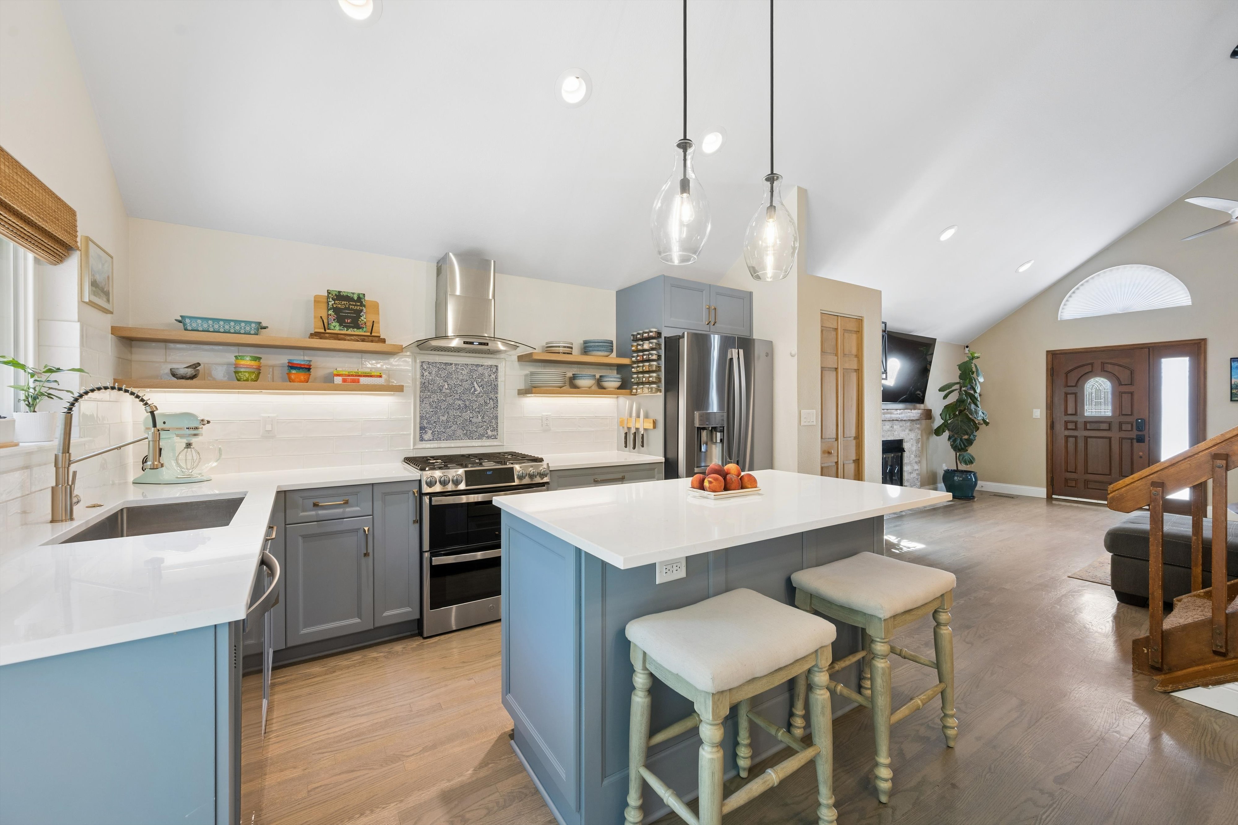  Beautifully updated home-Renovated from top to bottom with exceptional attention - 物件實景