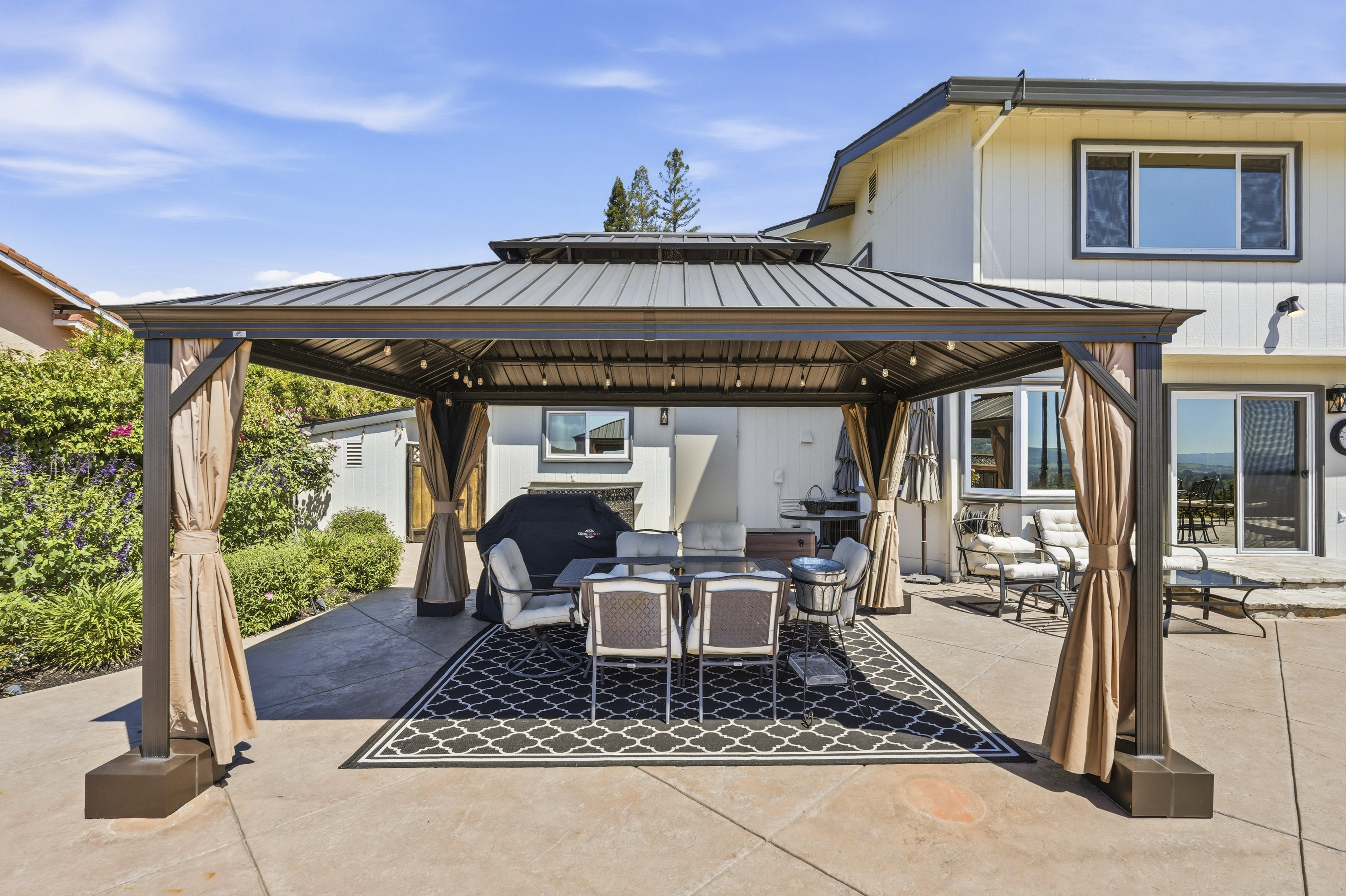  Million Dollar Views and Timeless Elegance in This Exceptional Residence - 物件實景