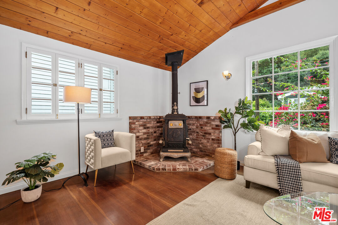 Los Angeles, California, 90077, United States, 2 Bedrooms Bedrooms, ,1 BathroomBathrooms,Residential,For Sale,1938648