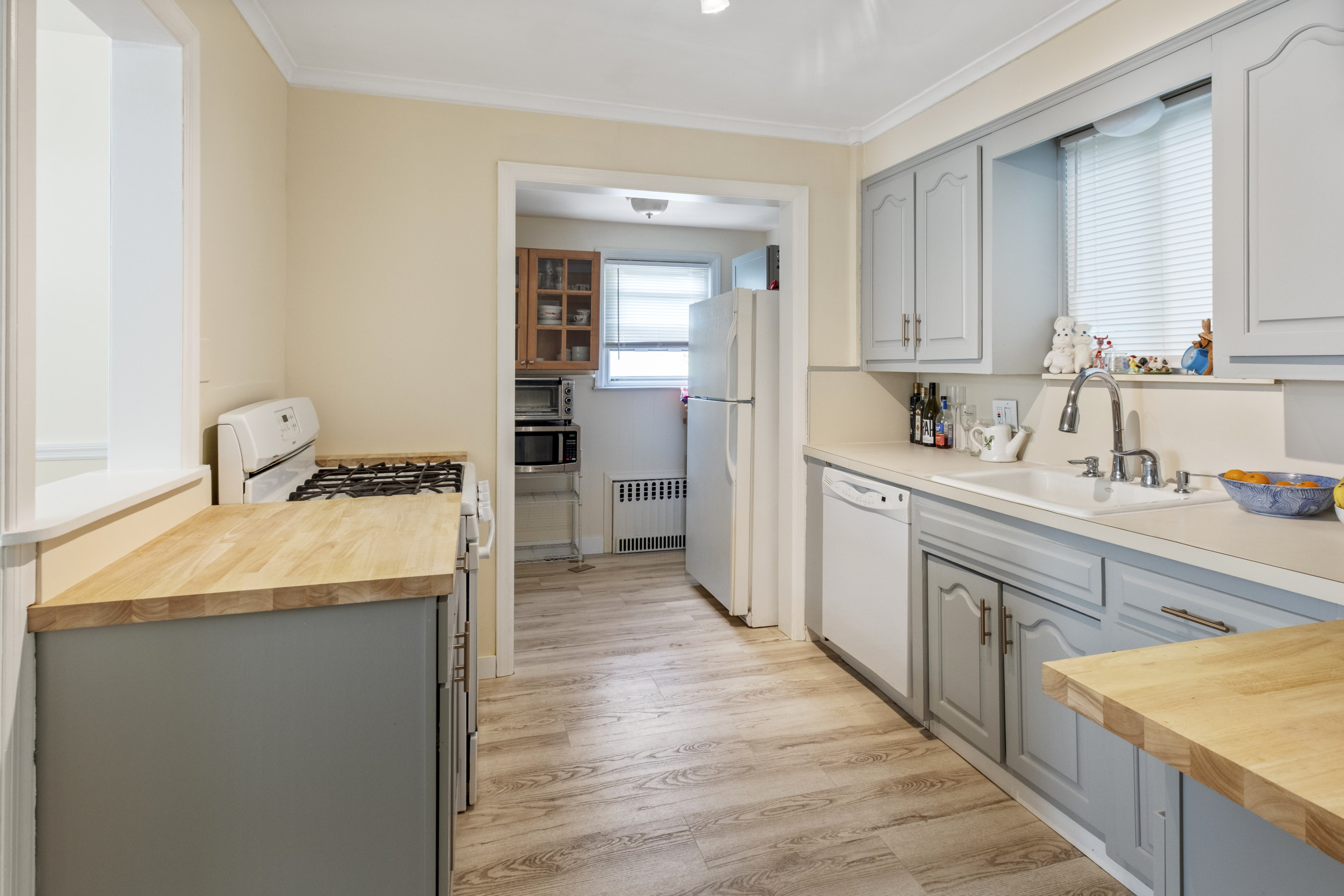 Floral Park, New York, 11001, United States, 3 Bedrooms Bedrooms, ,2 BathroomsBathrooms,Residential,For Sale,1974031