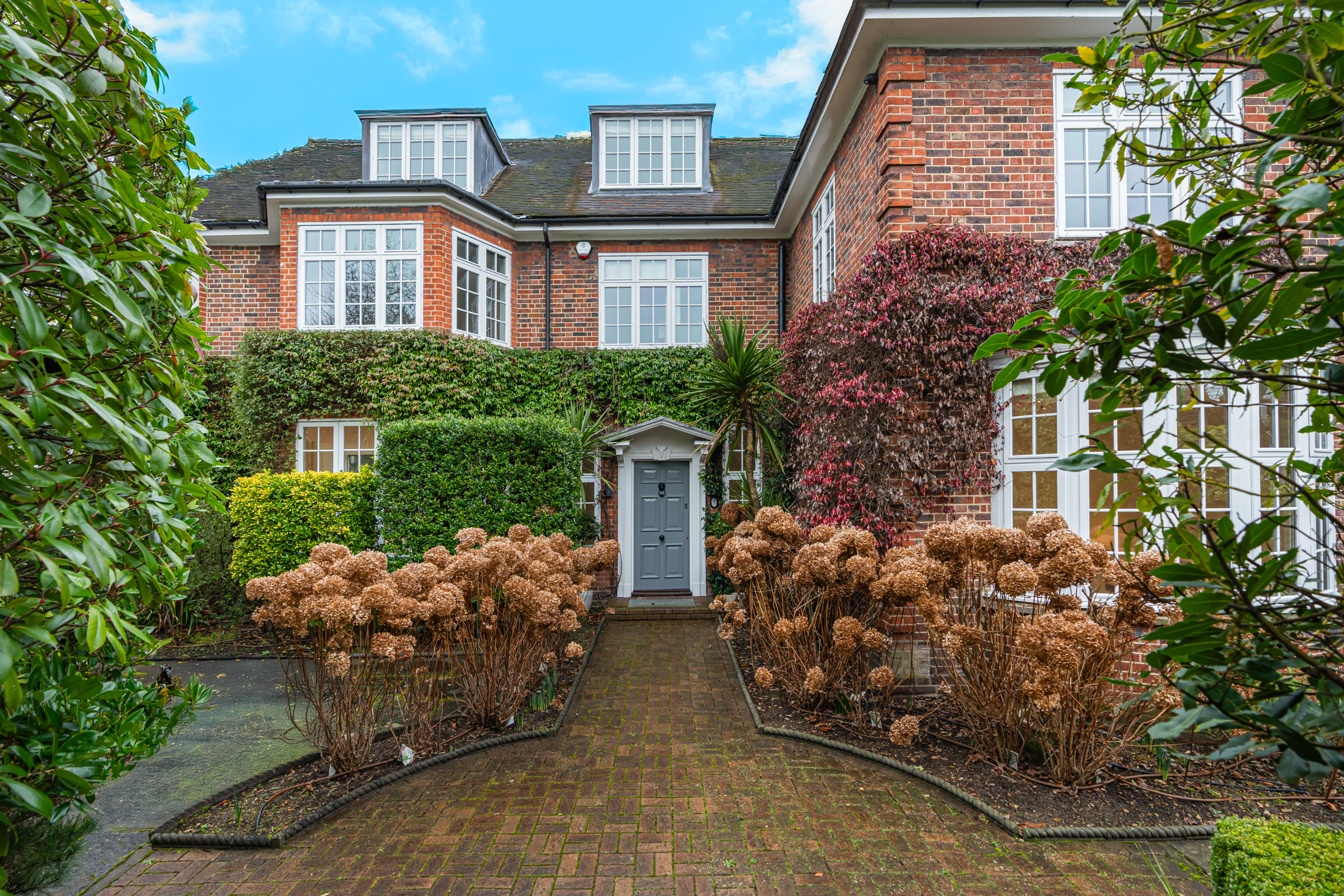 Detached five-bedroom family home with a large private garden 