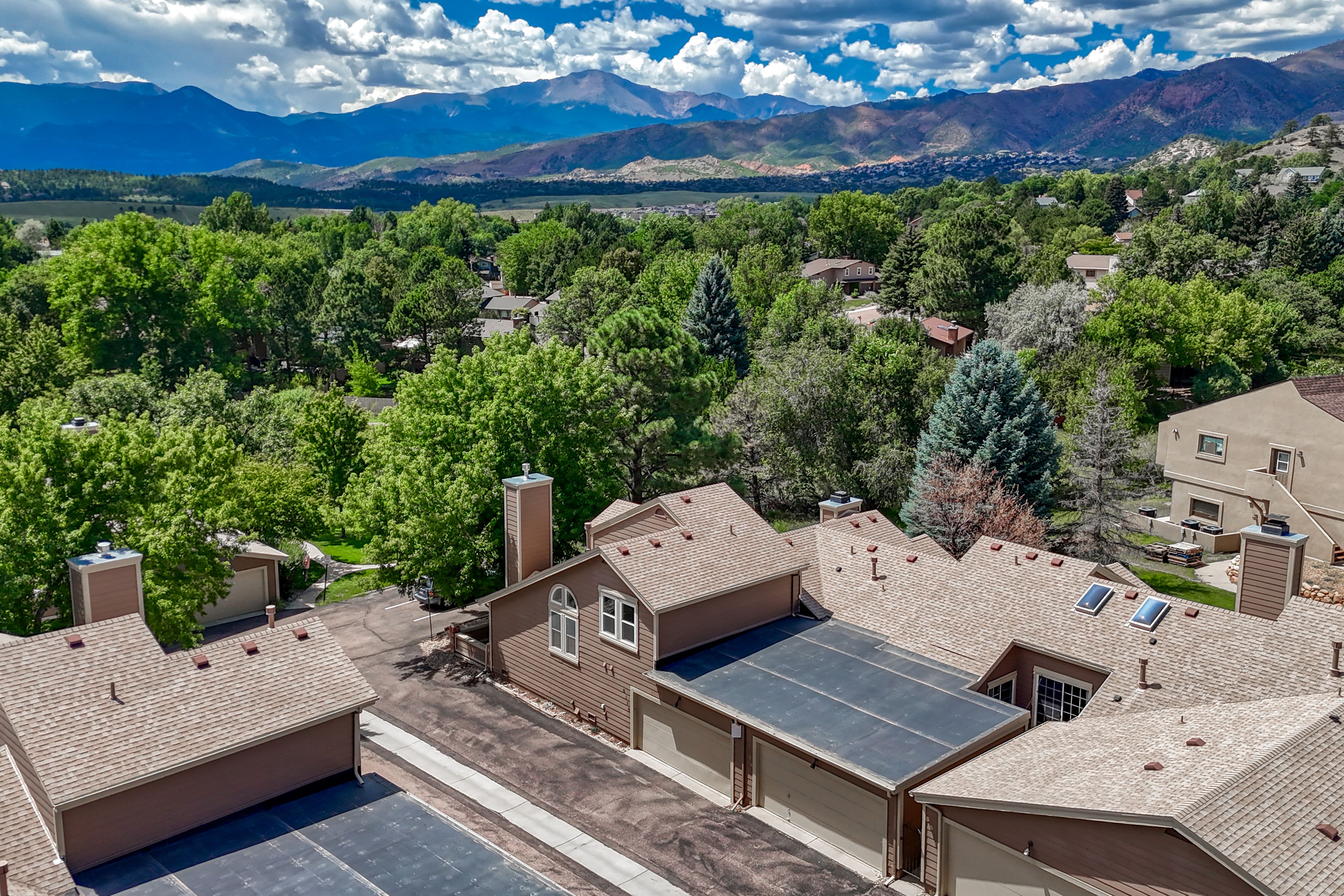  Rockrimmon Townhome with Trail Access & Private Patio - 物件實景