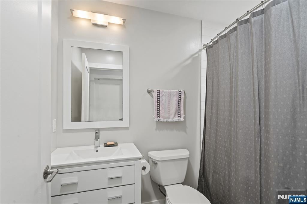 Jersey City, New Jersey, 07307, United States, 3 Bedrooms Bedrooms, ,2 BathroomsBathrooms,Residential,For Sale,1918659